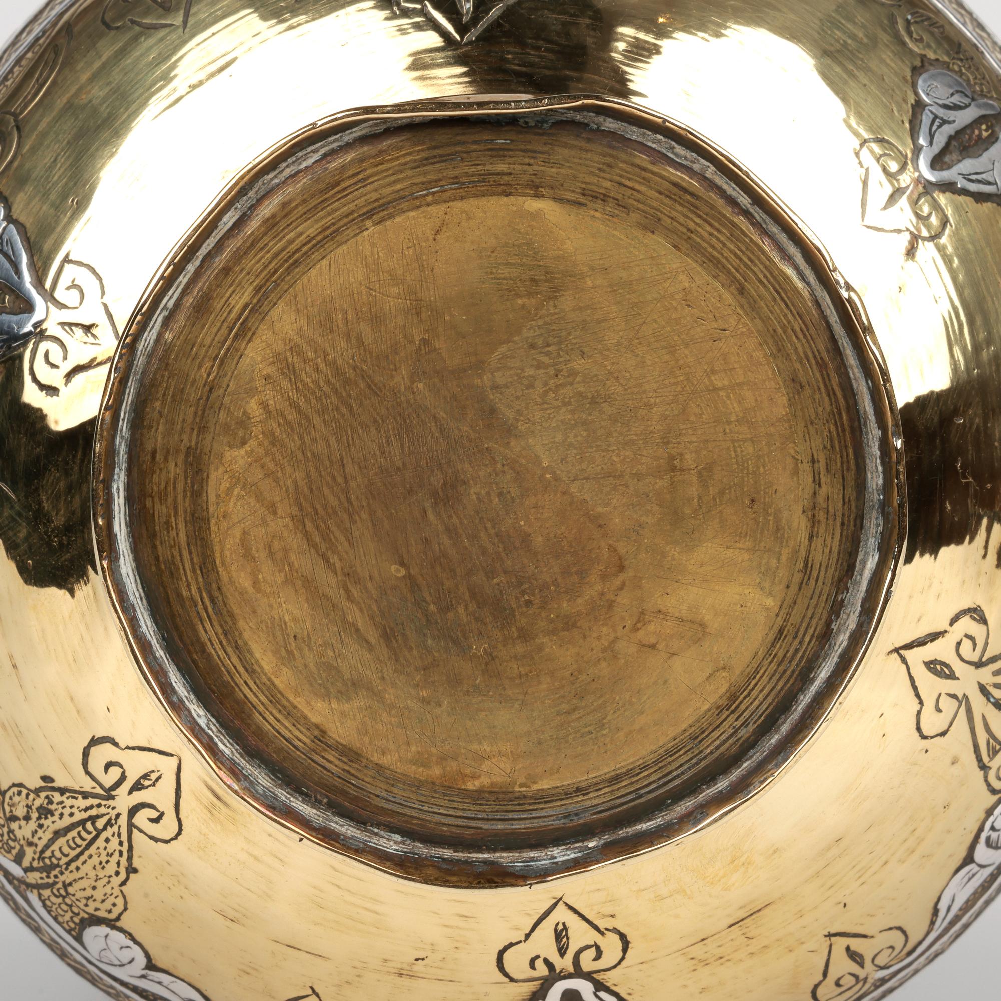 Vase en métal mixte de style néo-mamluke syrien avec écriture en vente 9