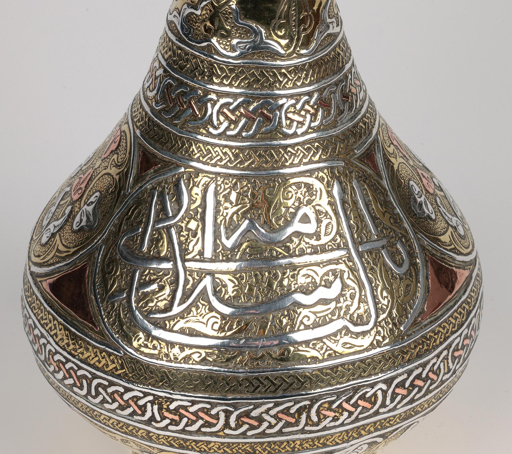 Syrien Vase en métal mixte de style néo-mamluke syrien avec écriture en vente