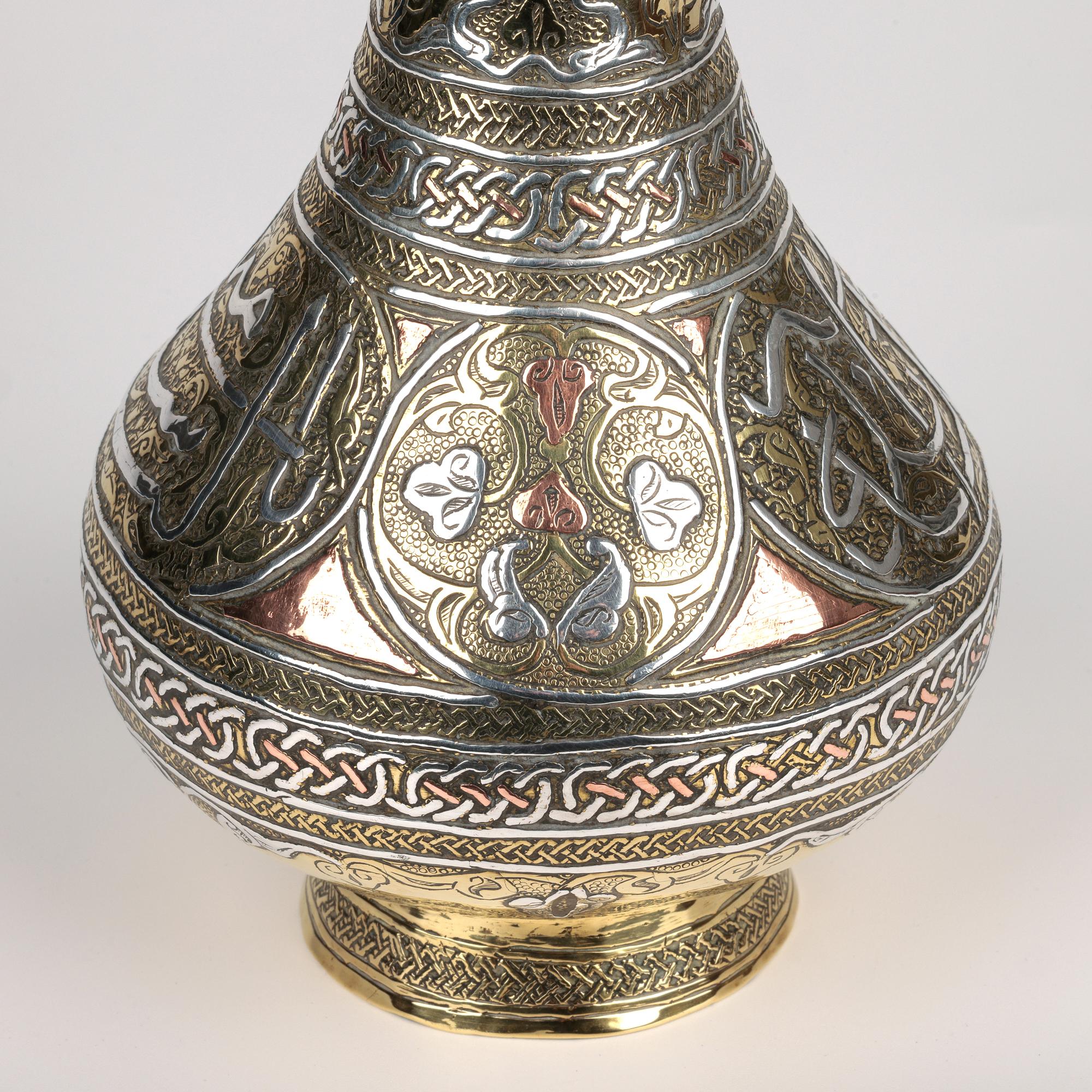 Fait main Vase en métal mixte de style néo-mamluke syrien avec écriture en vente