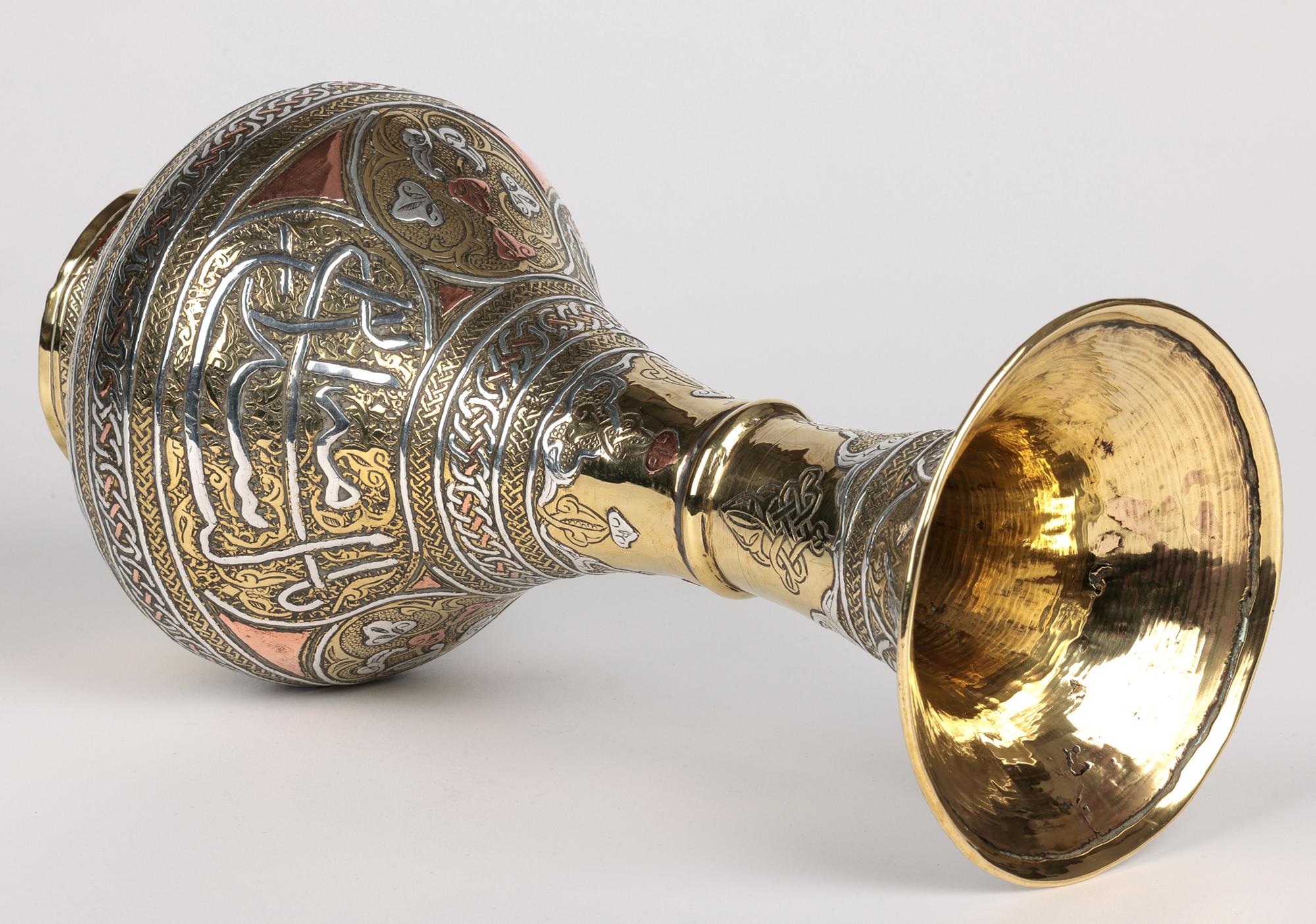 20ième siècle Vase en métal mixte de style néo-mamluke syrien avec écriture en vente
