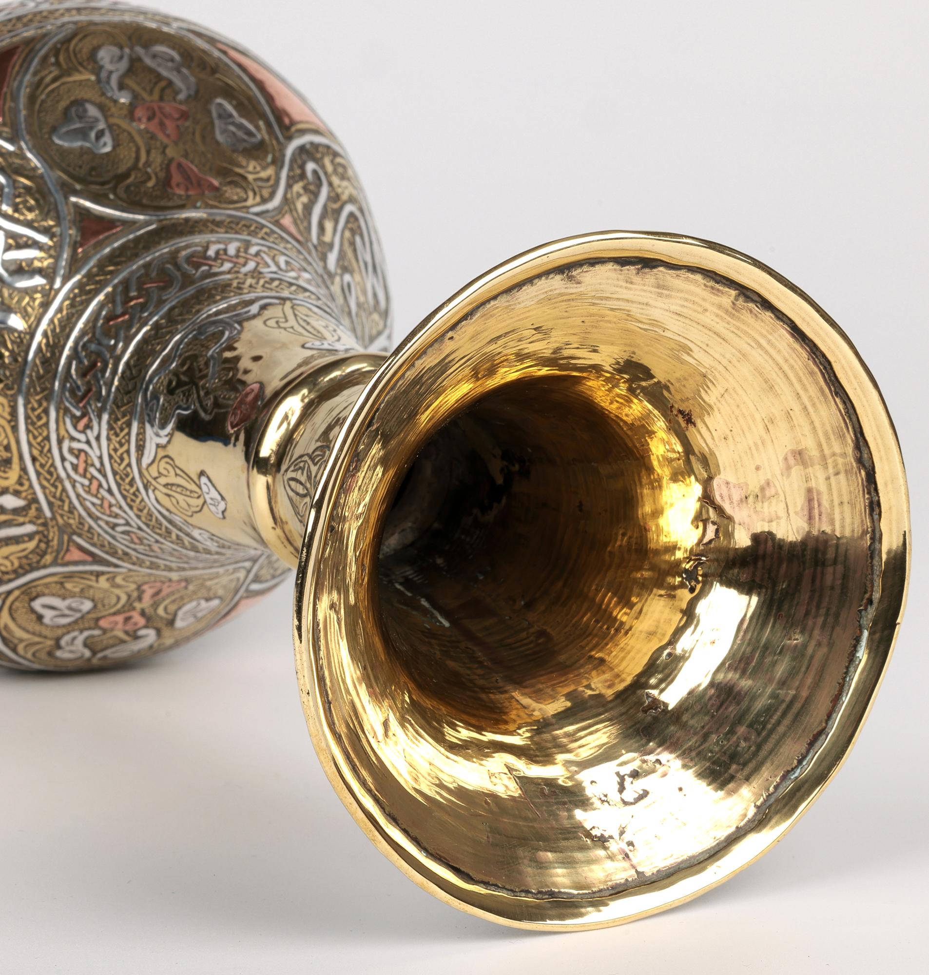 Vase en métal mixte de style néo-mamluke syrien avec écriture en vente 1