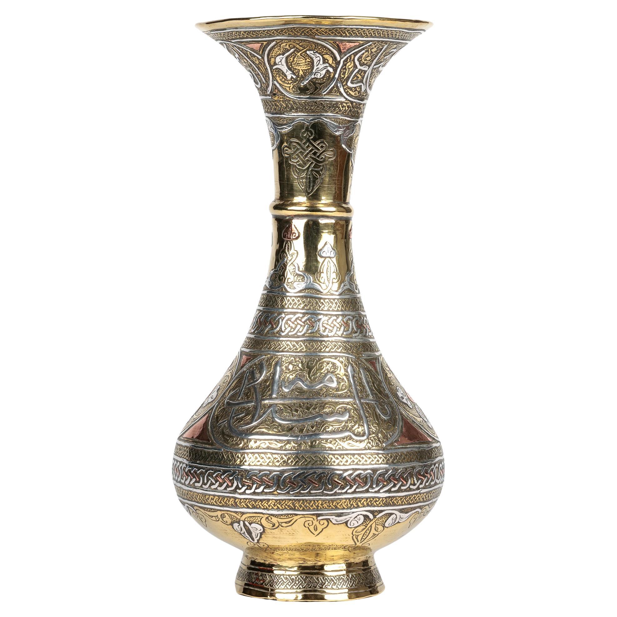 Vase en métal mixte de style néo-mamluke syrien avec écriture en vente