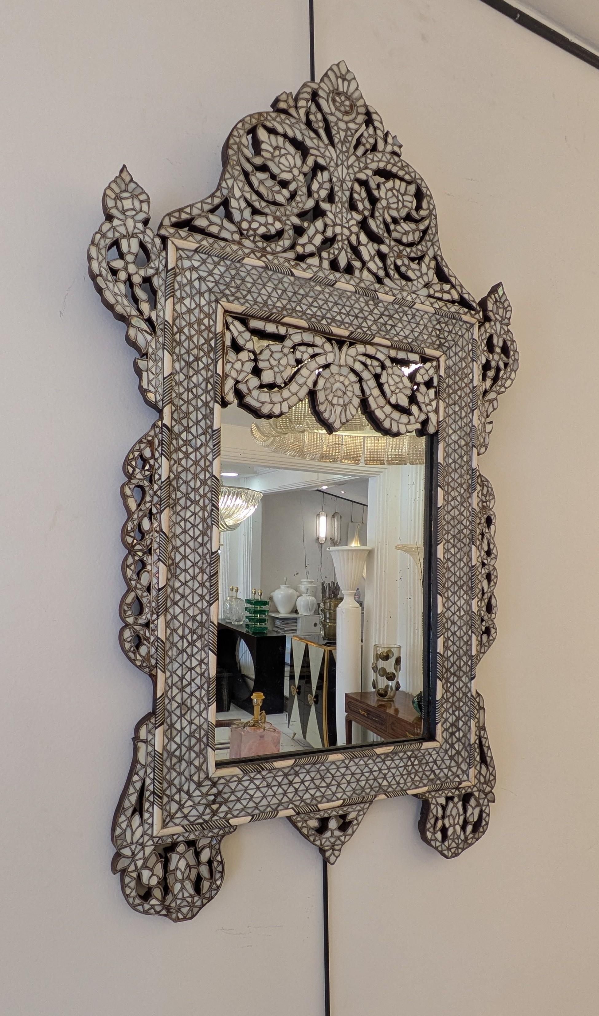 Syrian Mirror in carved wood and inlays XIX° In Excellent Condition For Sale In Saint-Ouen, FR