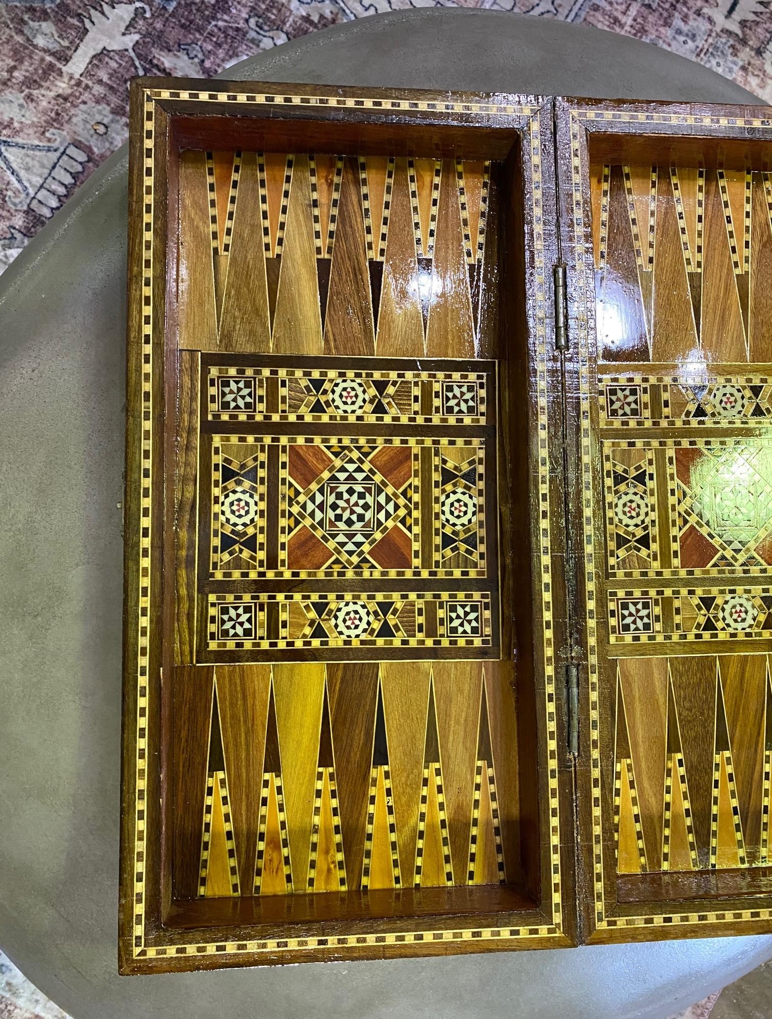 Syrianisches Moorish Backgammon- und Schachbrettkasten aus Holz mit Intarsien aus Mosaik im Angebot 5