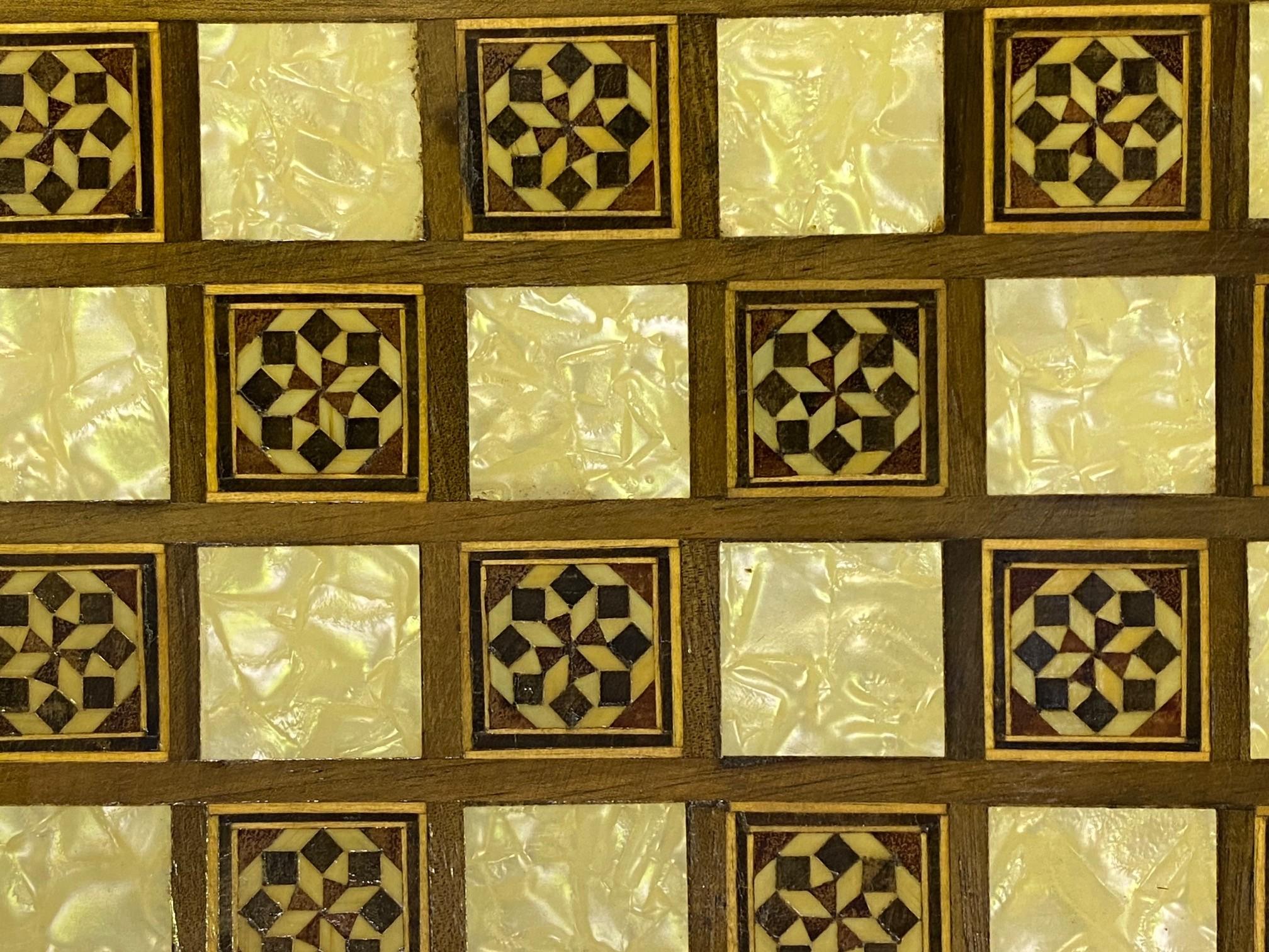 Syrianisches Moorish Backgammon- und Schachbrettkasten aus Holz mit Intarsien aus Mosaik im Angebot 7