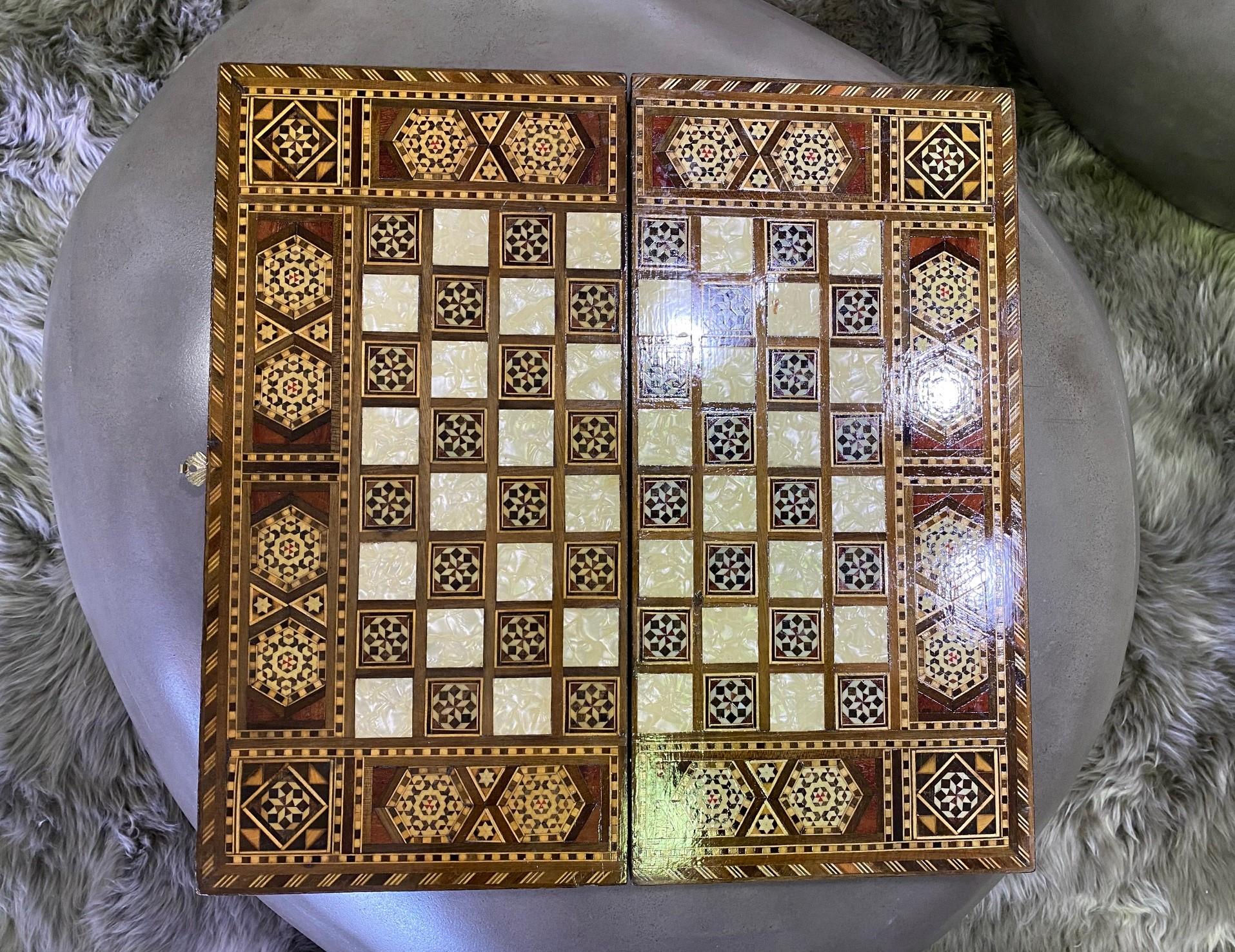 Syrianisches Moorish Backgammon- und Schachbrettkasten aus Holz mit Intarsien aus Mosaik (Maurisch) im Angebot