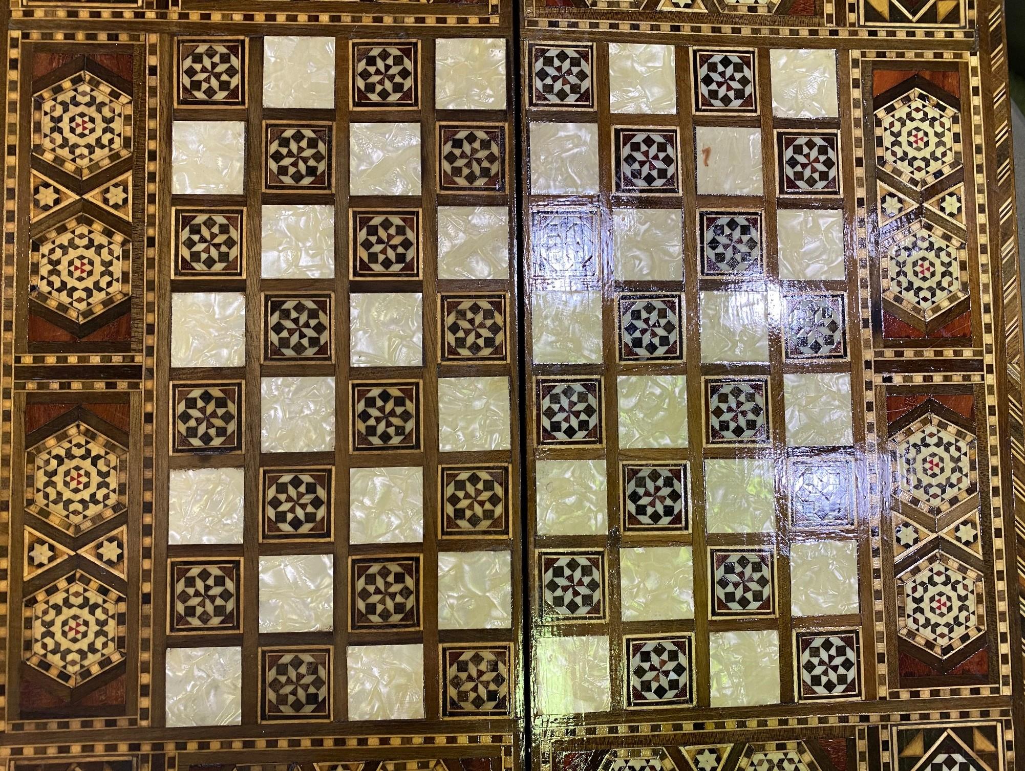Syrianisches Moorish Backgammon- und Schachbrettkasten aus Holz mit Intarsien aus Mosaik (Syrisch) im Angebot