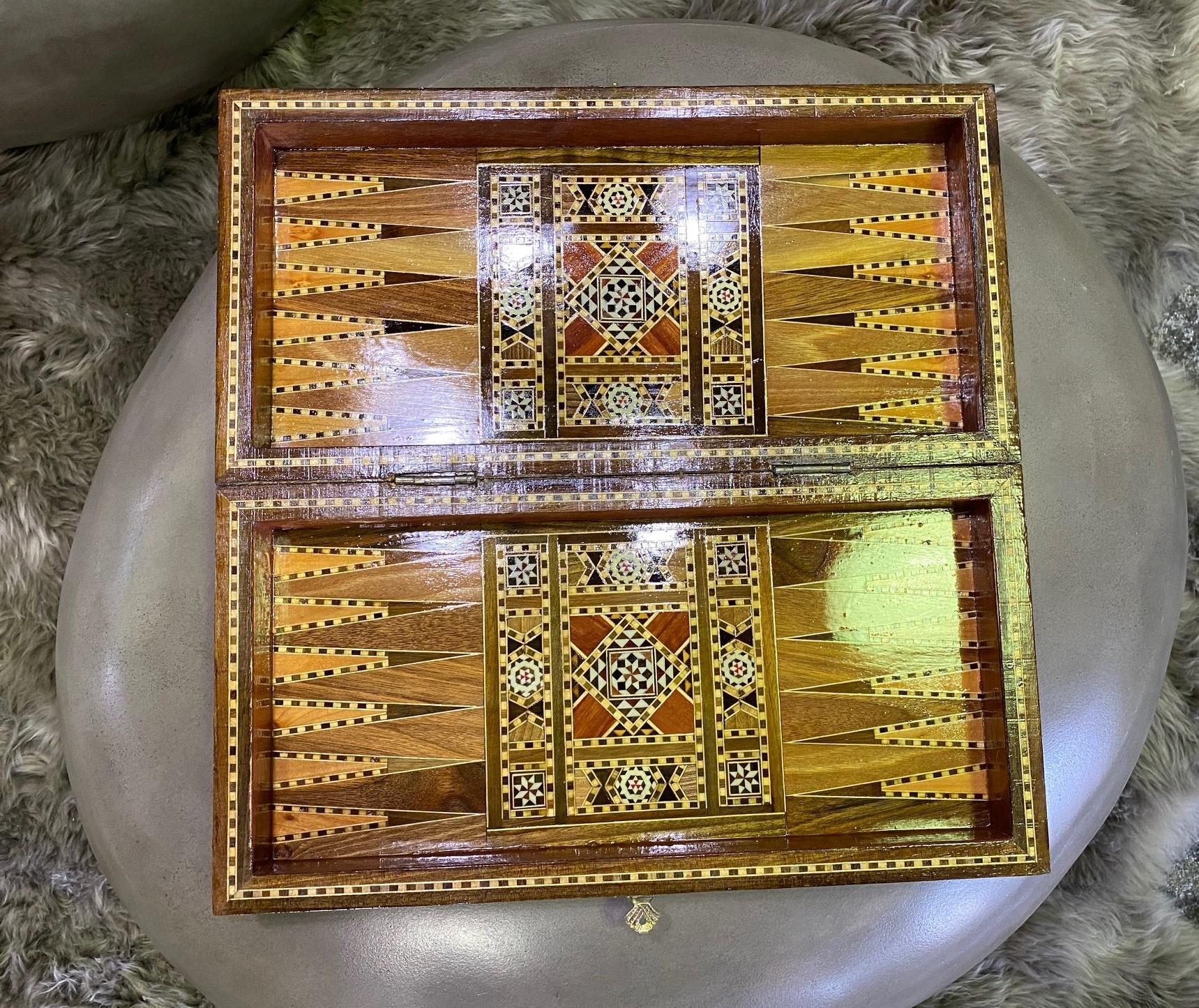 Syrianisches Moorish Backgammon- und Schachbrettkasten aus Holz mit Intarsien aus Mosaik (Handgefertigt) im Angebot