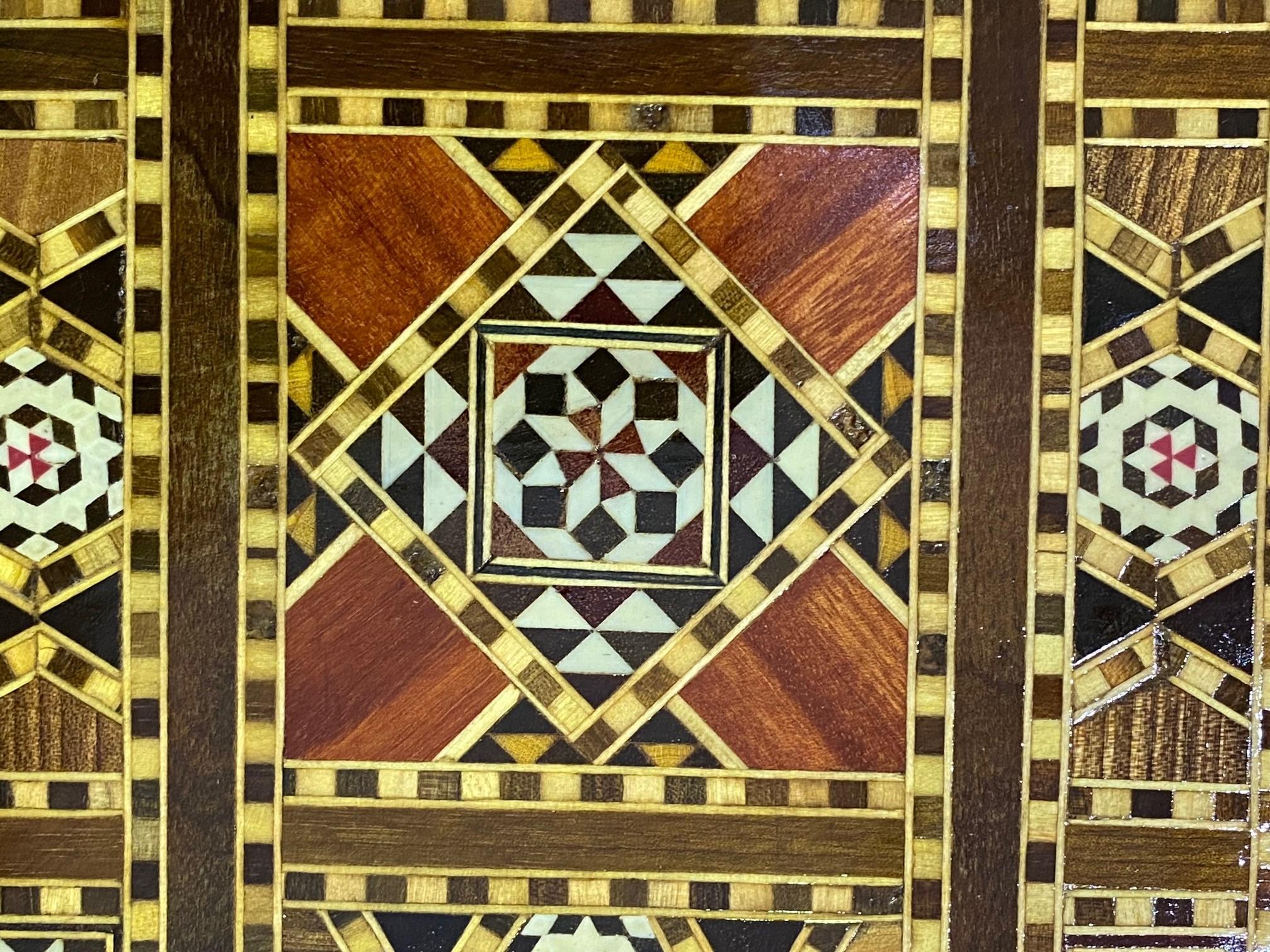 Syrianisches Moorish Backgammon- und Schachbrettkasten aus Holz mit Intarsien aus Mosaik im Angebot 1