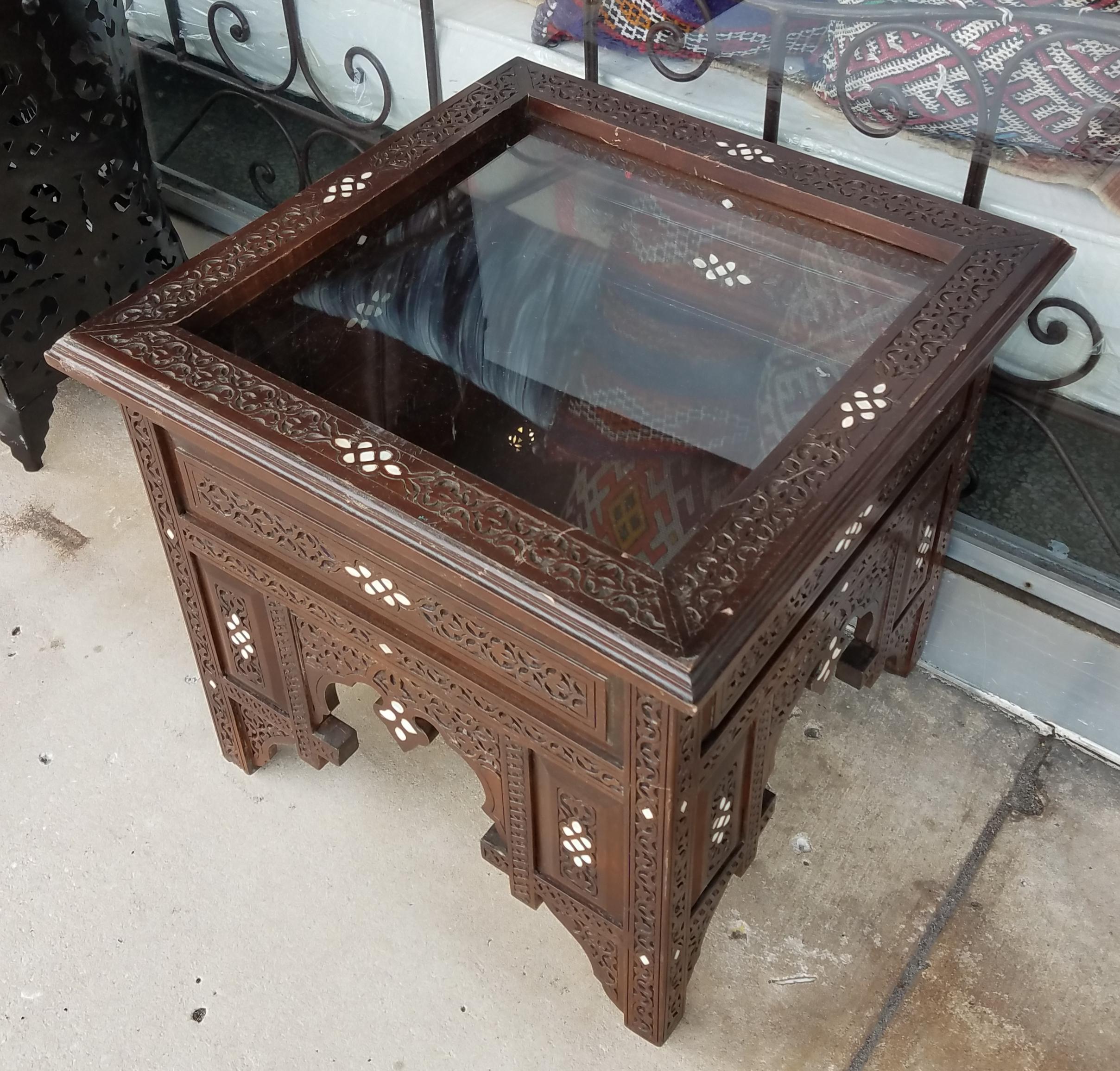 Syrian Moroccan Mother of Pearl Side Table or Display Case (Ende des 20. Jahrhunderts)