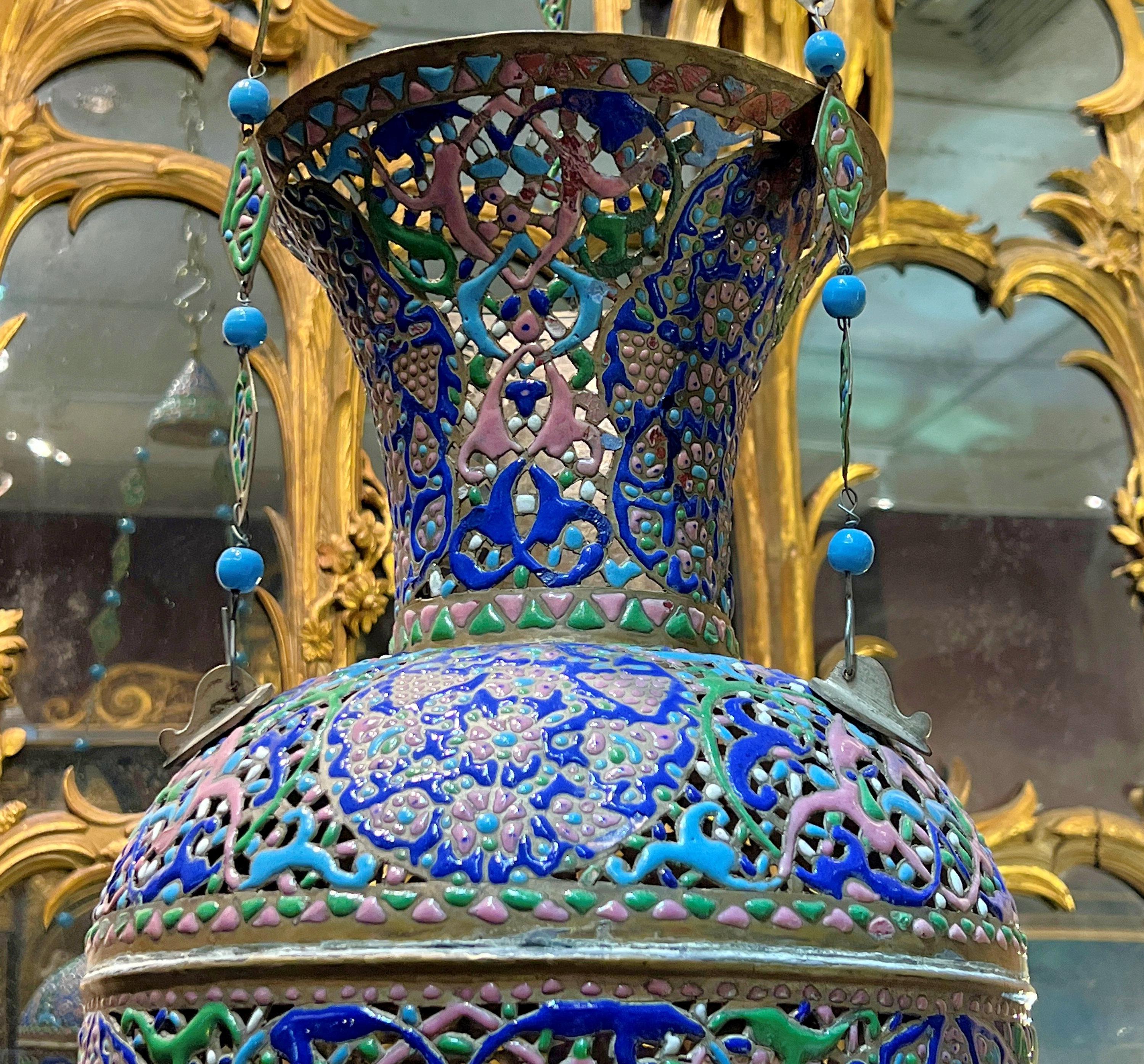XVIIIe siècle Lampe de mosquée syrienne en cuivre ajouré émaillé en vente