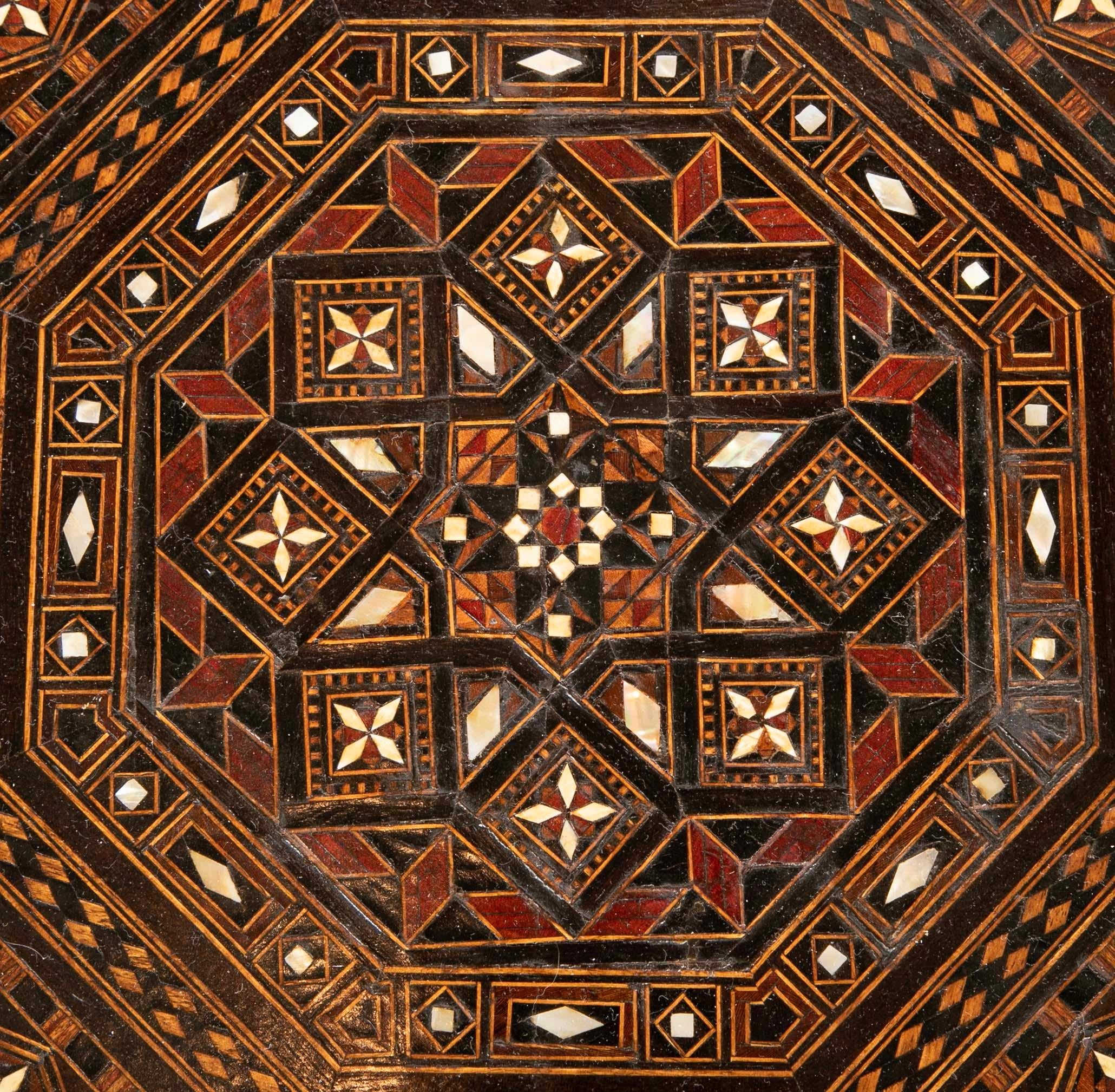 Syrian Octagonal Side Table With Ebony, Rosewood and Bone Inlay Circa 1900 (Maurisch) im Angebot
