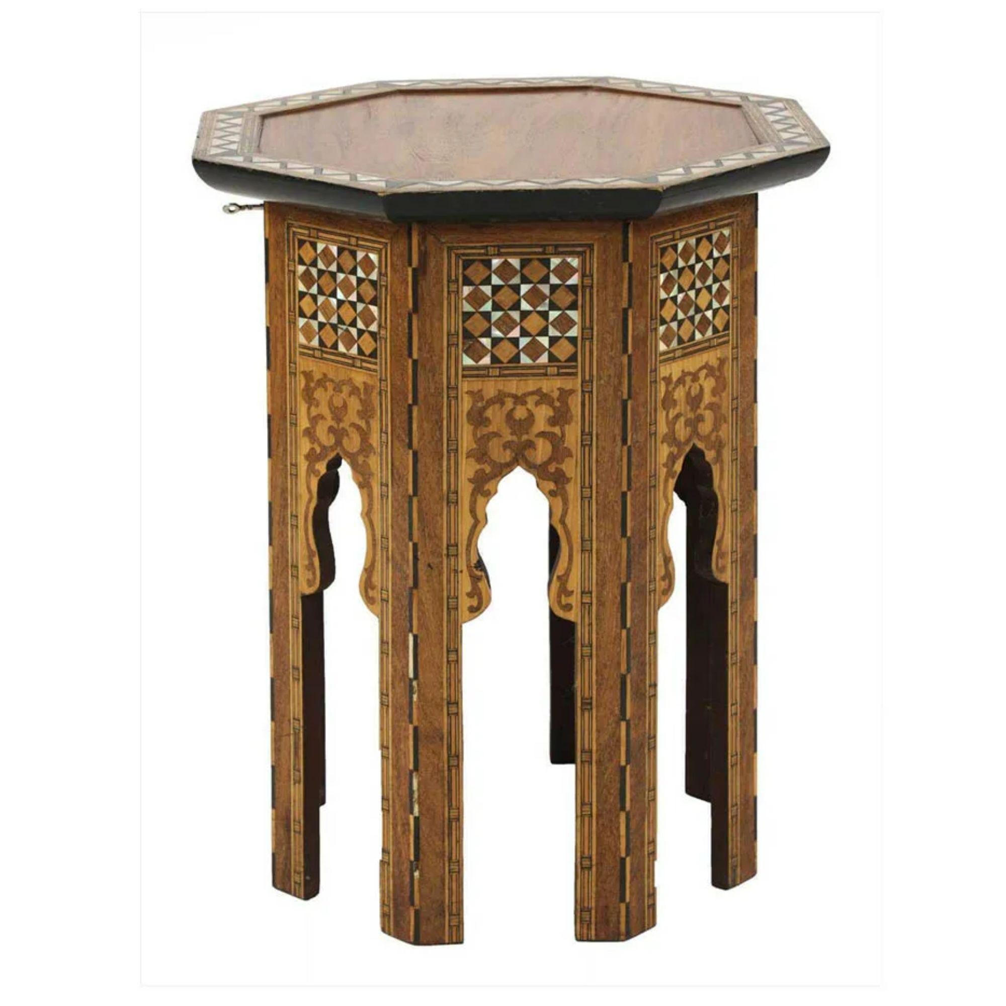 Syrischer achteckiger Tisch, 19. Jahrhundert

Ein achteckiger maurischer Tisch mit Intarsien aus Perlmutt und Ebenholz in geometrischen Mustern. Ende des 19. Jahrhunderts.

Der Deckel ist aufklappbar und verbirgt ein abschließbares