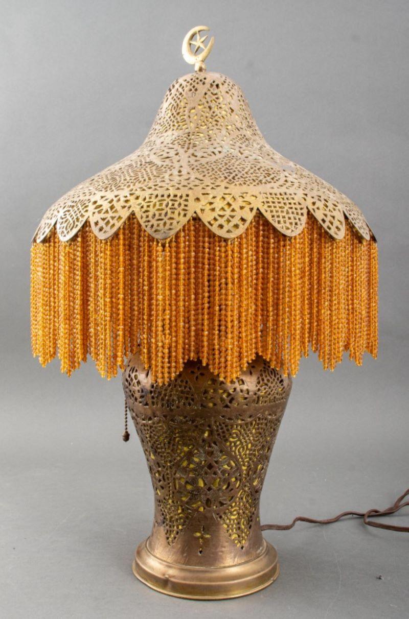 Lampe de table syrienne en laiton percé, vers 1920, l'abat-jour frappé 