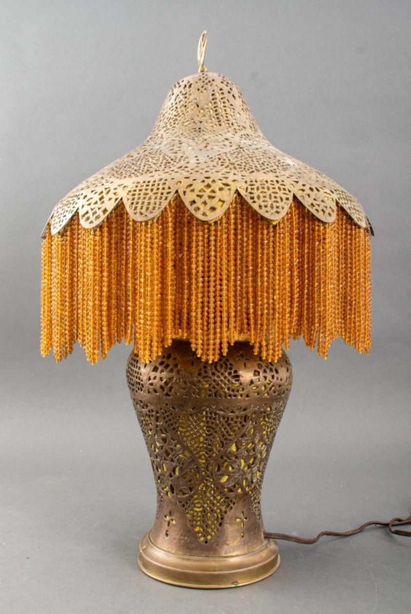 Syrien Lampe de table syrienne en laiton Pierce, vers 1920 en vente