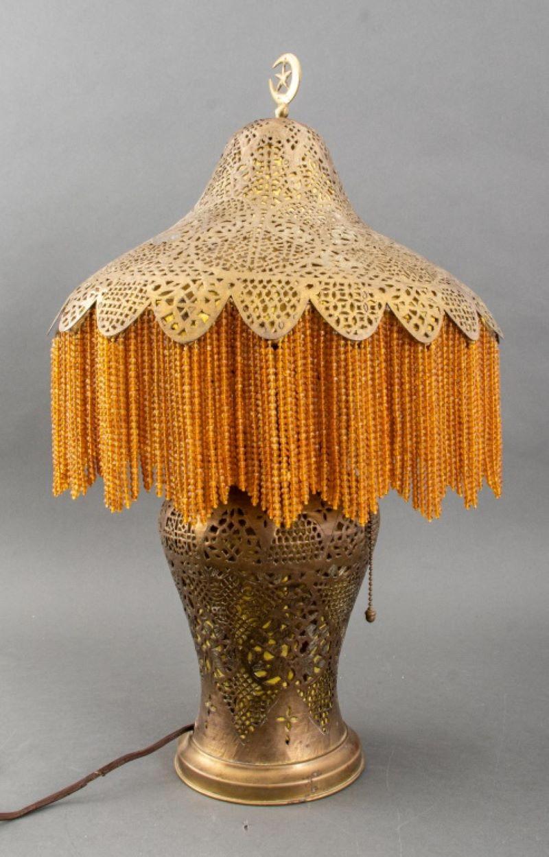 20ième siècle Lampe de table syrienne en laiton Pierce, vers 1920 en vente