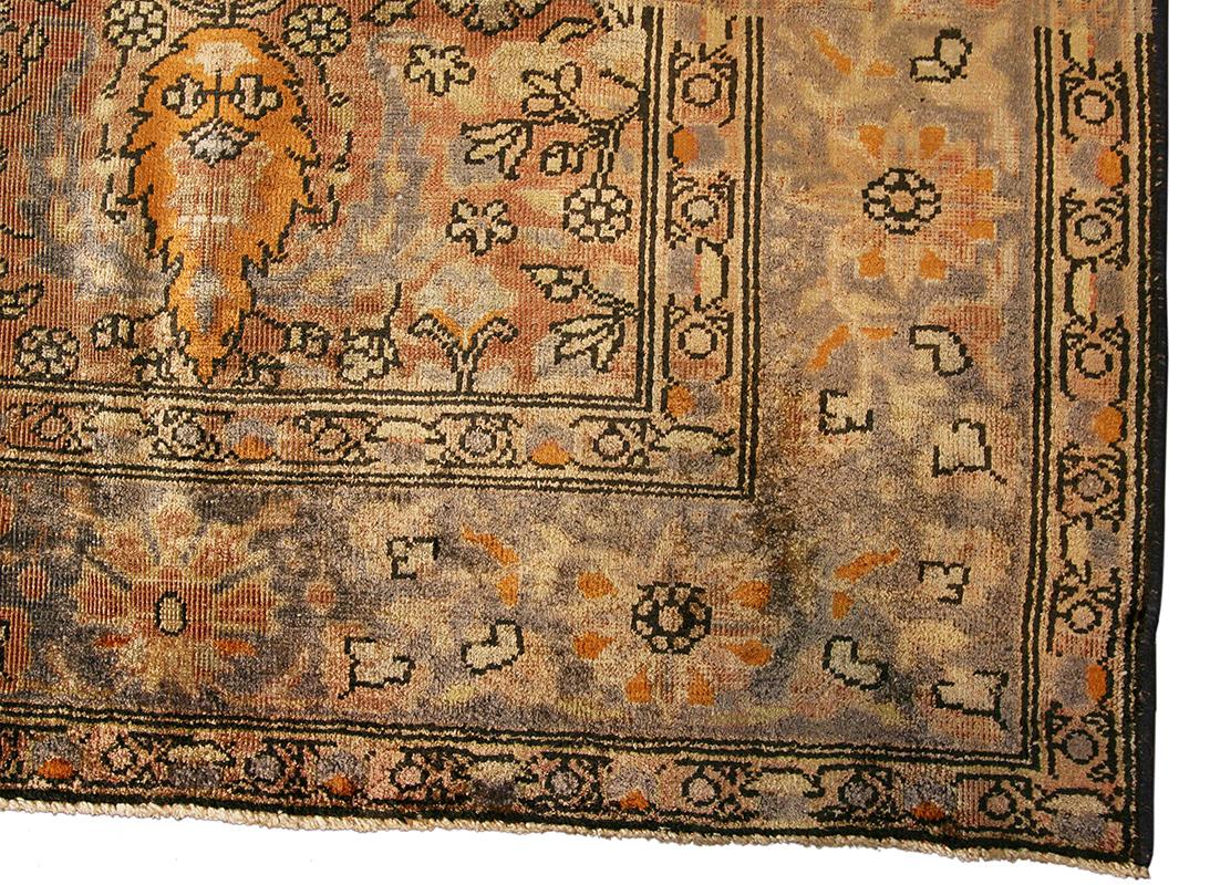 Halab syrien ancien
Ce rare et majestueux tapis syrien ancien provient d'Alep (Majestic), une ville historique longtemps célébrée comme un carrefour culturel de la Méditerranée orientale. Tissée à la fin du XIXe siècle, cette pièce incarne la fusion