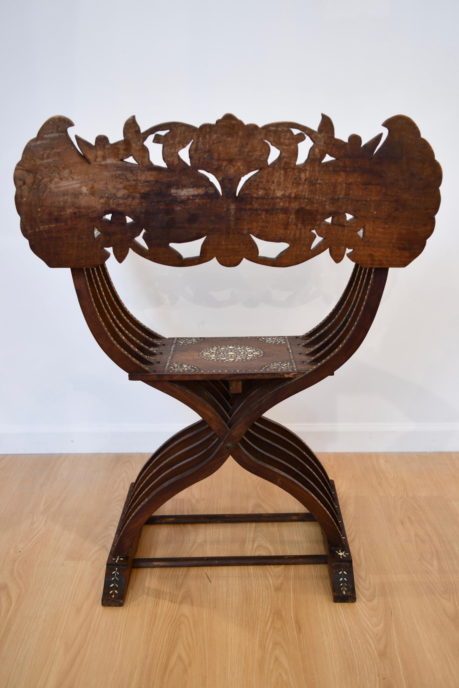 Syrianischer Savonarola-Stuhl aus Perlmutt (Handgeschnitzt) im Angebot