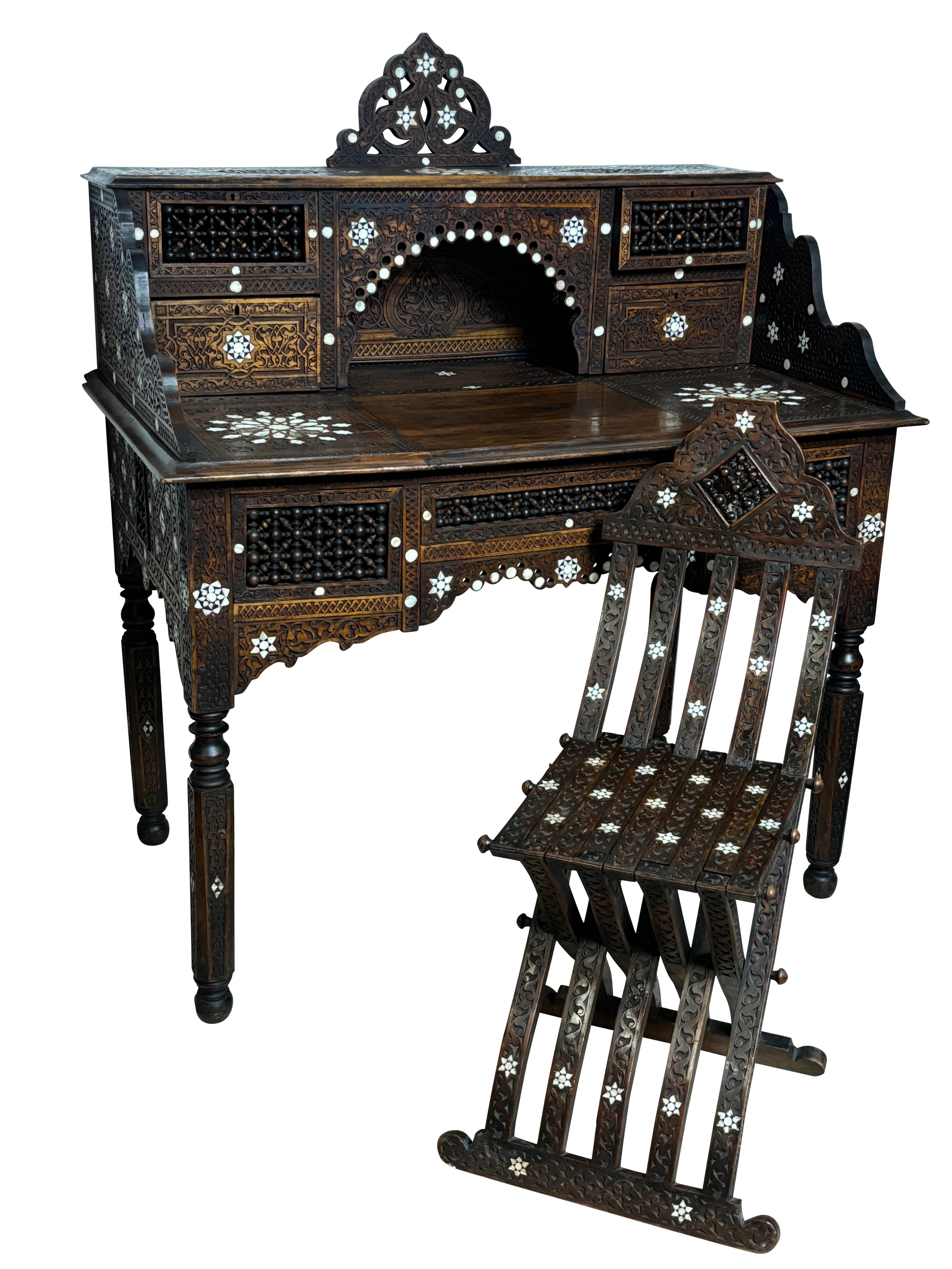 Scrivania e sedia in stile moresco in noce con intarsi in madreperla, tra la fine del XIX e l'inizio del XX secolo. Completamente intagliato a mano e con un elaborato lavoro di intarsio di madreperla etc. Splendida finitura e patina originale.

