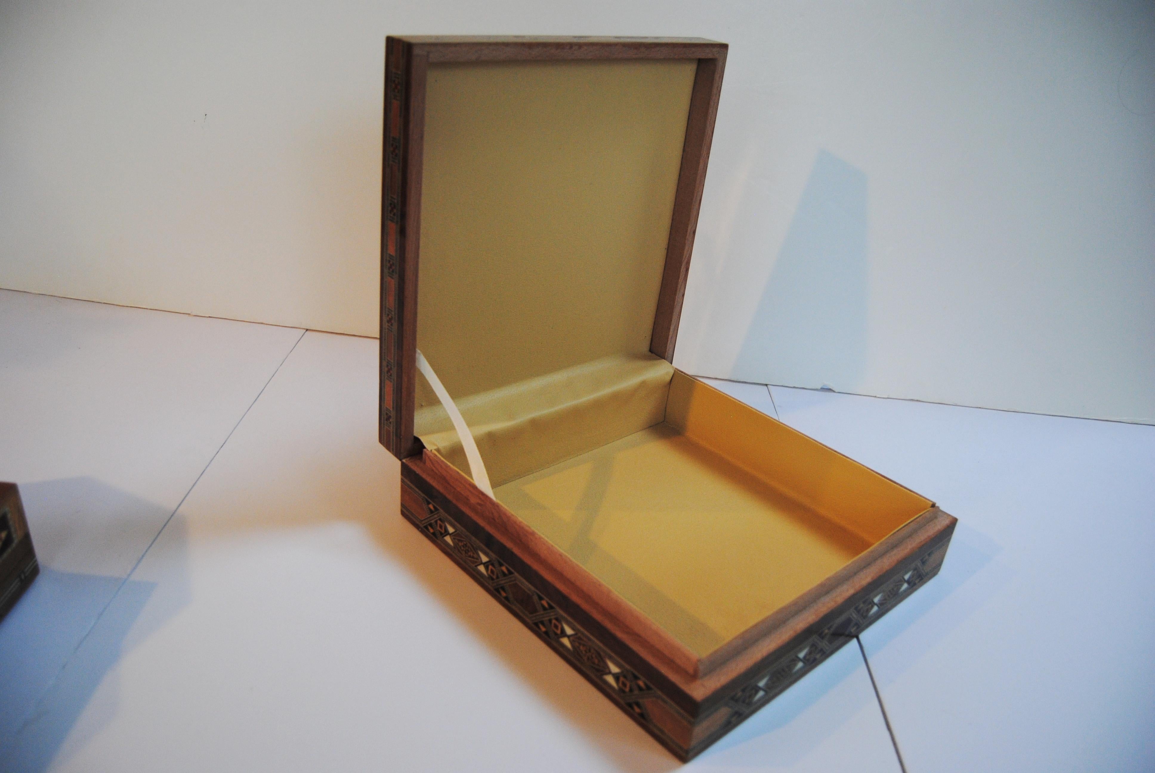 20th Century Syrian Walnut Wood Box Inlaid with Mother of Pearl and Cream Leather Lining For Sale