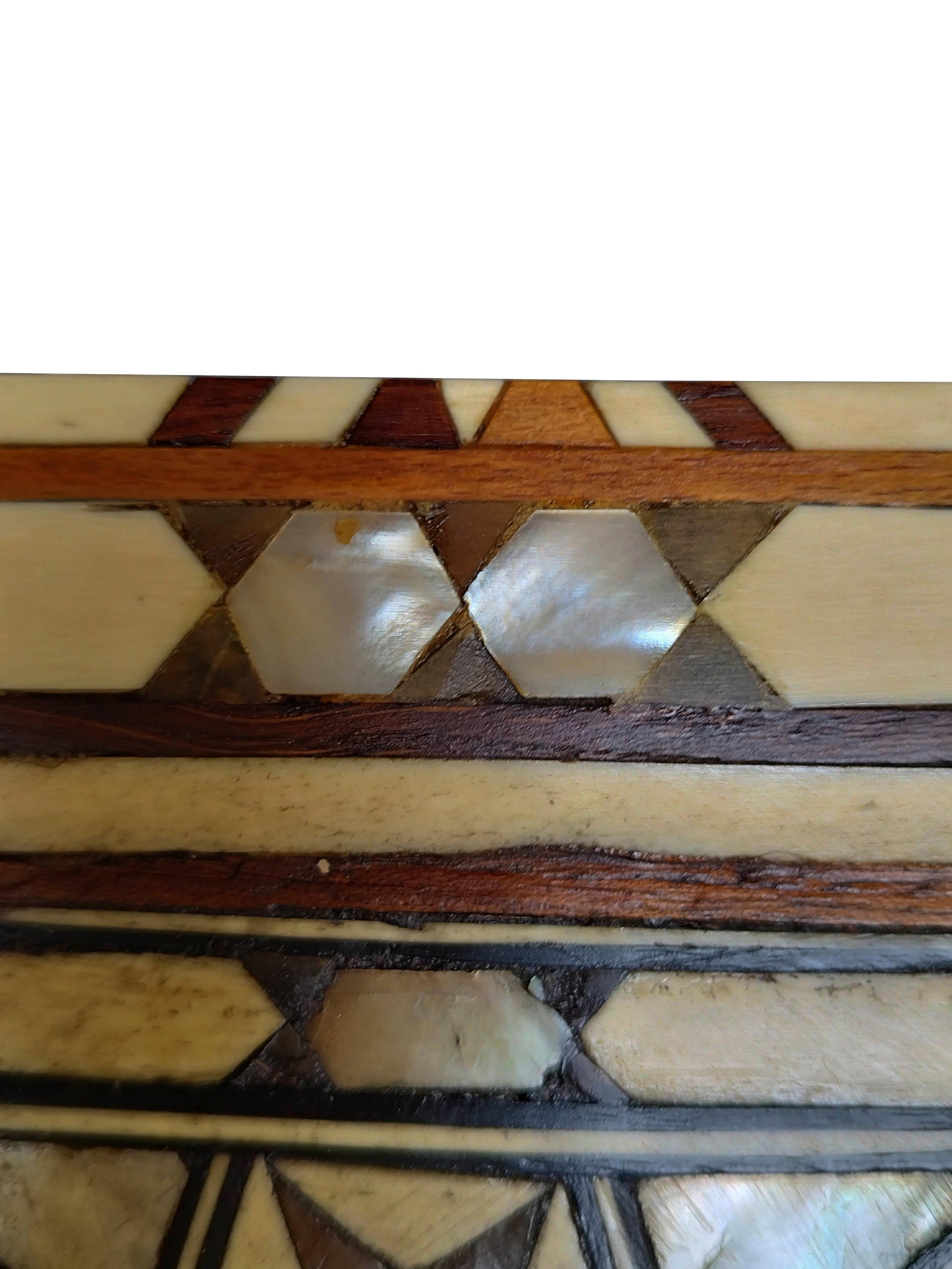Syrian Wood Tea Table with Mother of Pearl Inlays, 1900s In Good Condition In Naples, IT