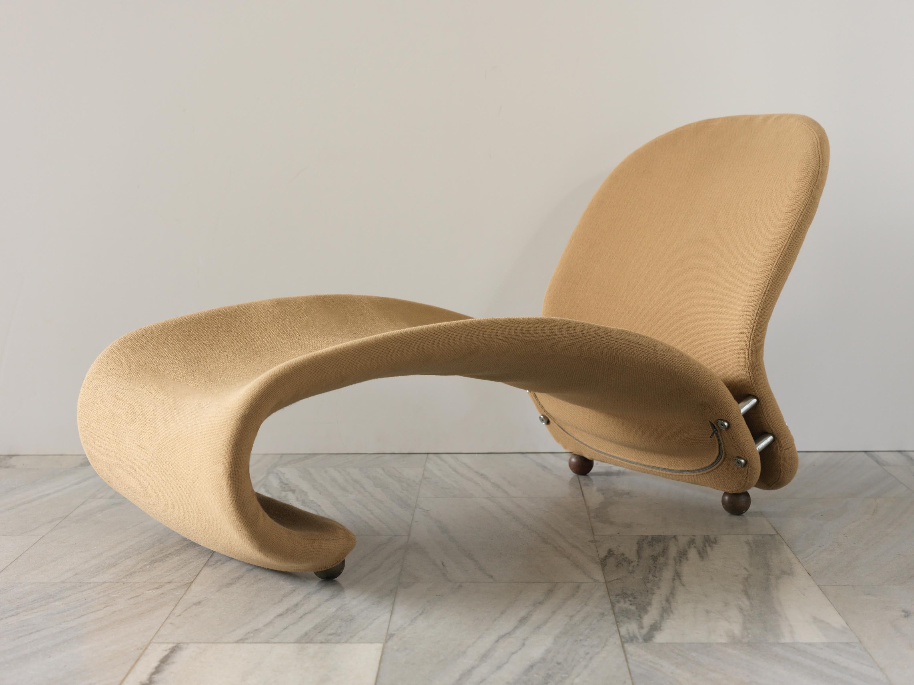 Chaise longue System 1-2-3 disegnata da Verner Panton, produttore Fritz Hansen 1973-1974.
Questo sedile di serie a forma di S è stato progettato a sbalzo e consiste in un'unità ovale piatta ed estesa. In totale Verner Panton ha creato 10 modelli.
La