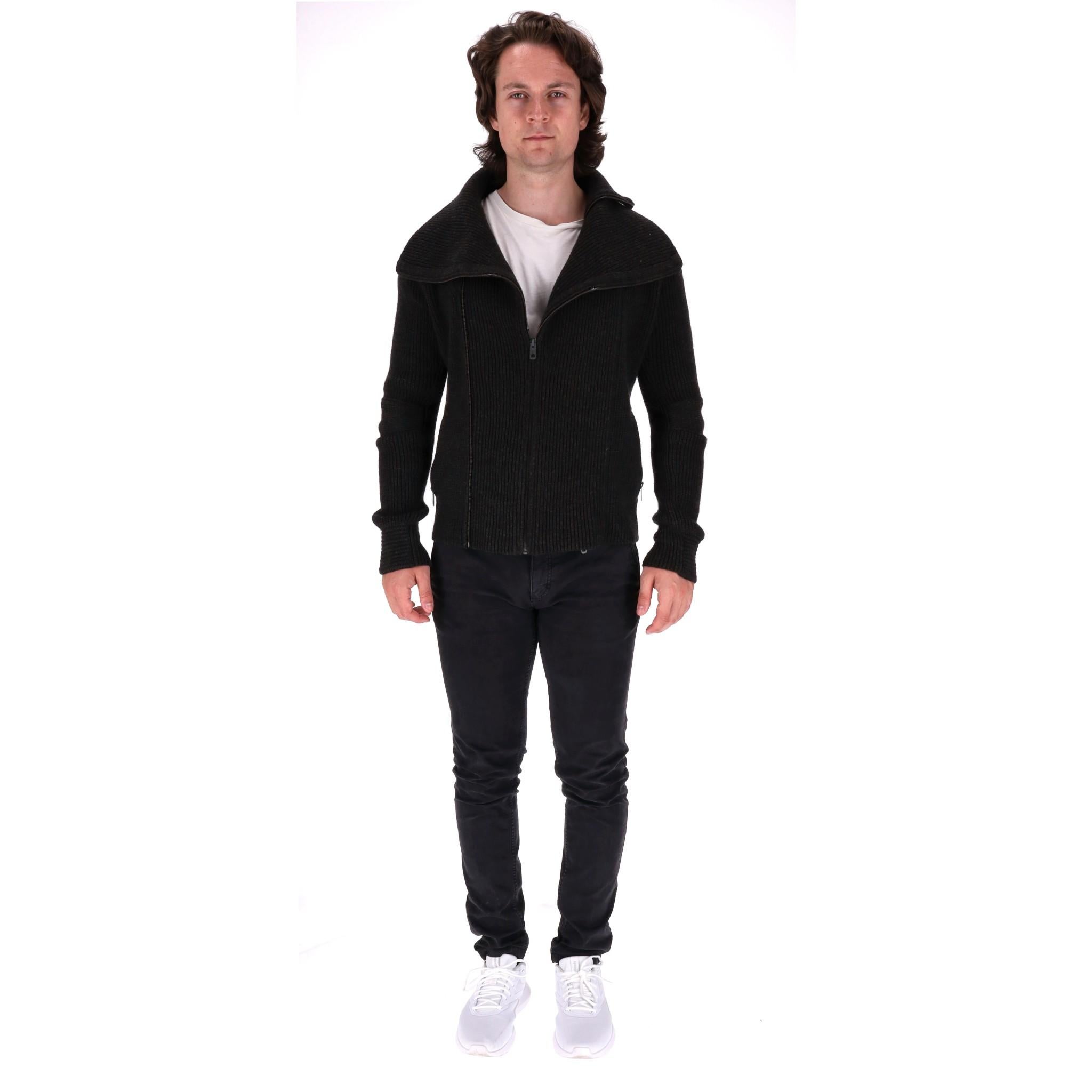 Cardigan zippé en laine et alpaga System

Cardigan noir en tissu côtelé d'alpaga et de laine mélangés.

Fermeture à glissière asymétrique et col large et ouvert.

Taille - L (Label manquant mais correspondant)

État - Très bon

Composition - 36%