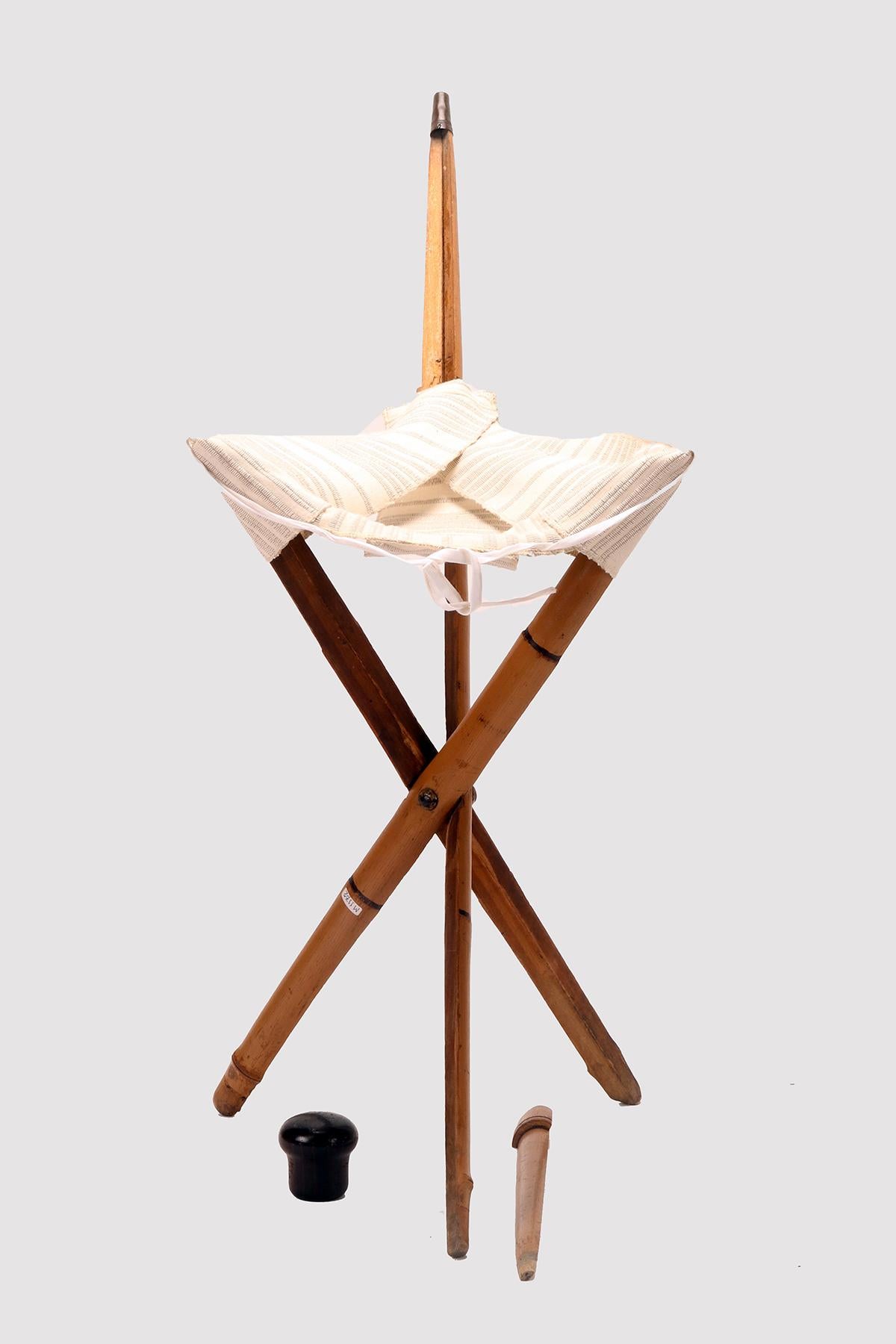 System Spazierstock: Fischersitz, sehr beliebt für seine Konstruktion Einfachheit. Der aus dickem Bambusholz gefertigte Schaft ist in drei Teile geteilt. Der dreieckige Stoffteil wird separat getragen und bei der Benutzung in den drei Teilen des
