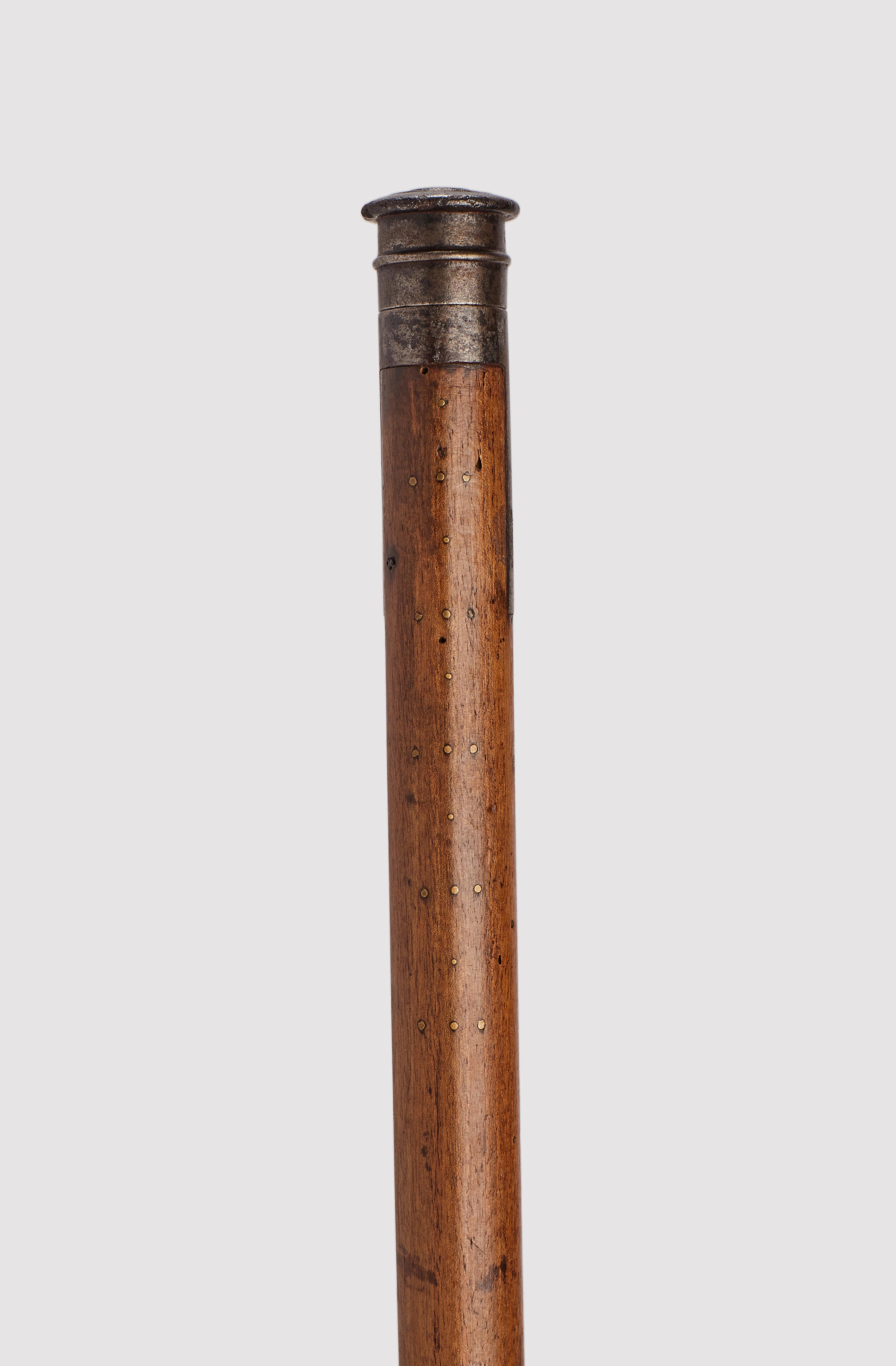 System walking stick: stick with grain measuring function. Oak wood barrel, graduated on the outside with brass nails. Iron knob, brass ferrule. By unscrewing the knob, a graduated iron rod with a square section comes out. Marked Prinet. France,