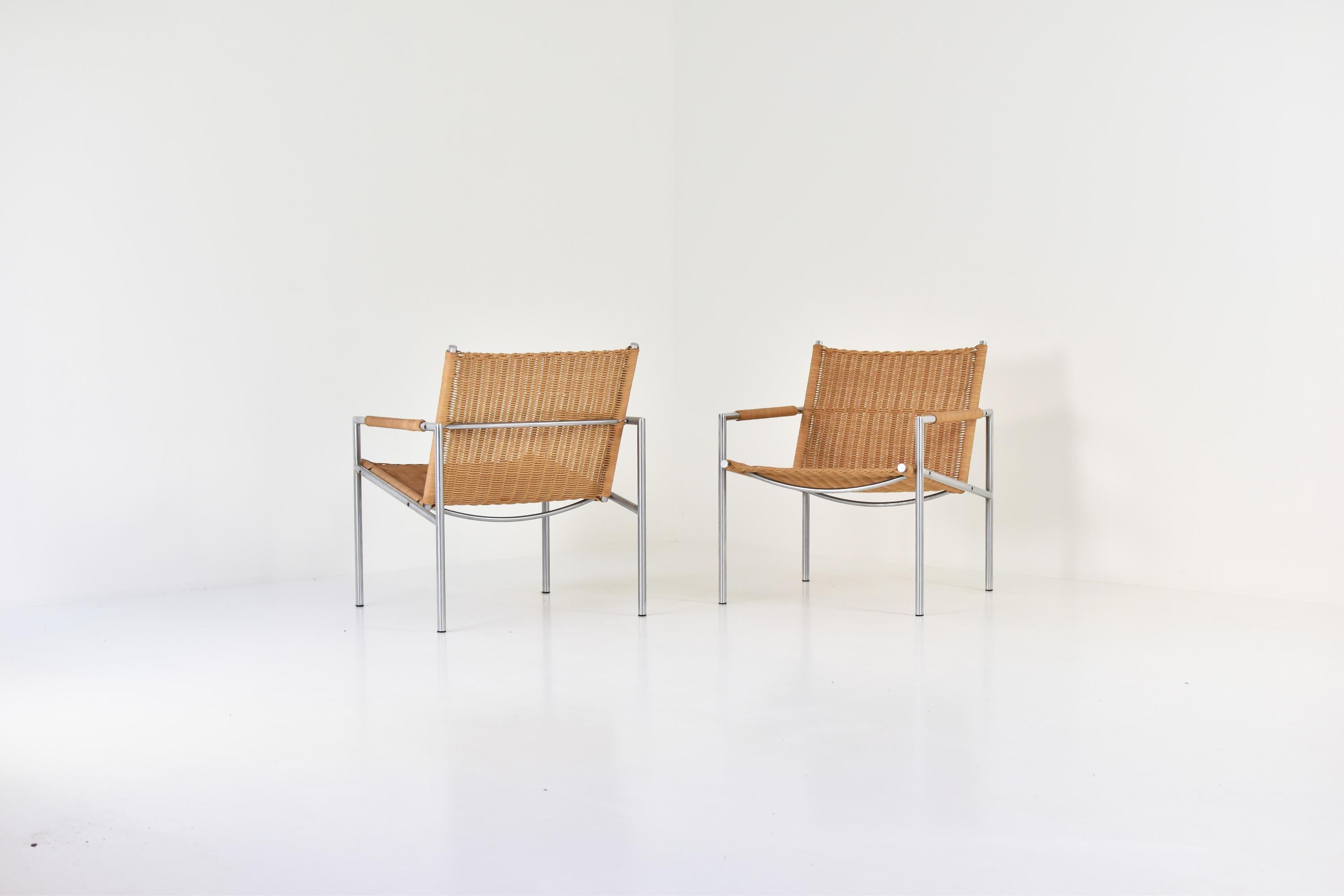 Set of 2 ‘SZ01’ easy chairs by Martin Visser for ‘t Spectrum, the Netherlands, 1960s. These chairs features a tubular brushed steel frame and wicker seats. Good original condition with only minor wear. Very modern and elegant design.