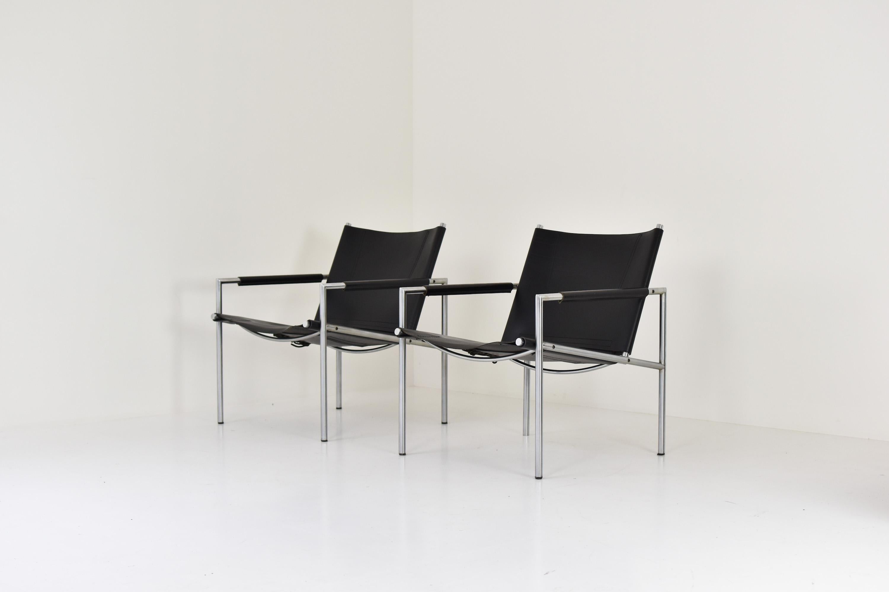 Set of 2 ‘SZ02’ easy chairs by Martin Visser for ‘t Spectrum, The Netherlands 1960s. These chairs features a tubular brushed steel frame and black leather seats. Good original condition with only minor wear. Very modern and elegant design.