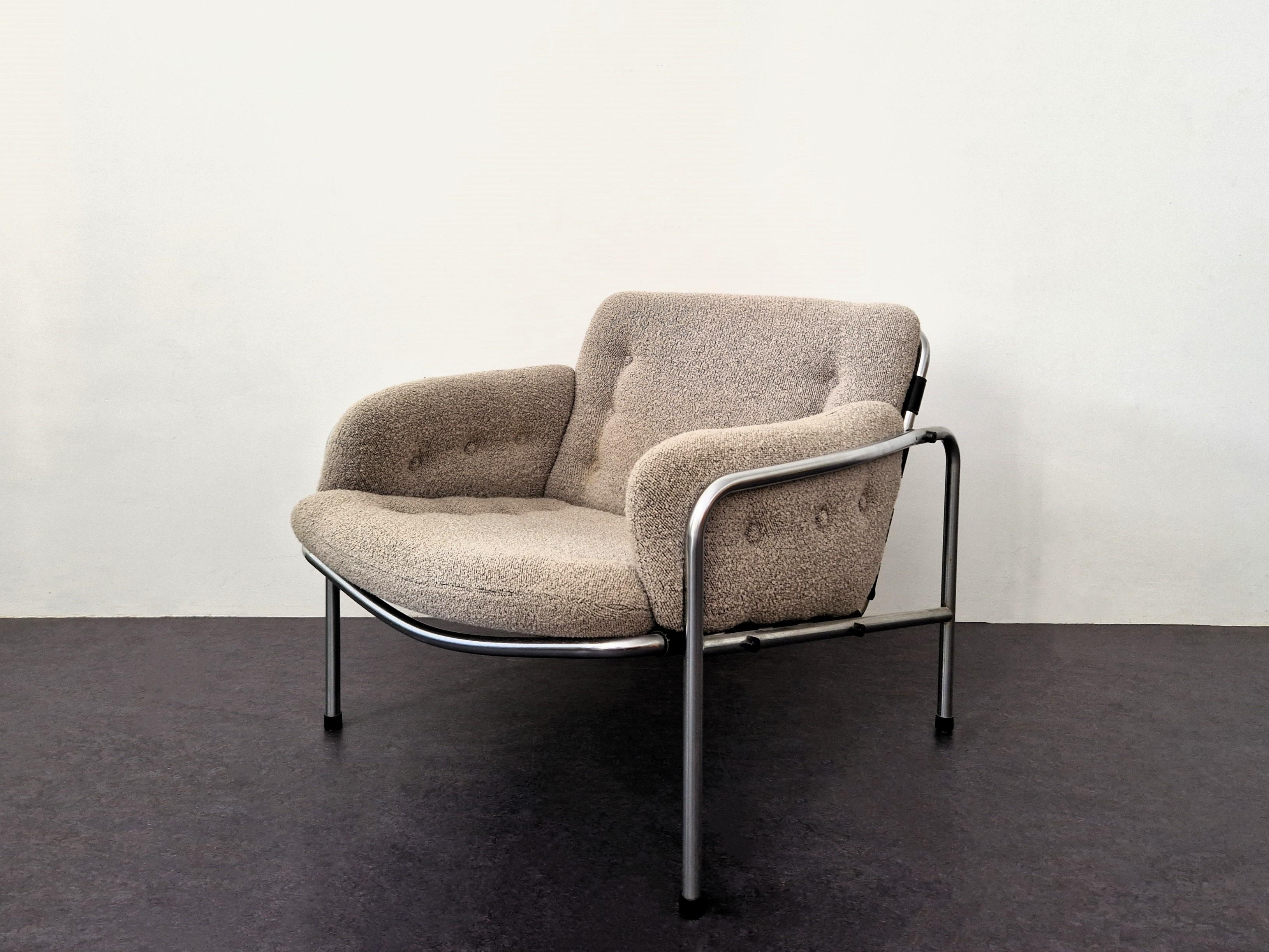 This model SZ-08 lounge chair was designed by Martin Visser for 't Spectrum in 1969 (collection 1969-1974). It is part of the Osaka series that was exhibited at the World Fair in Japan (Osaka) in 1972. This single chair is therefore also known as
