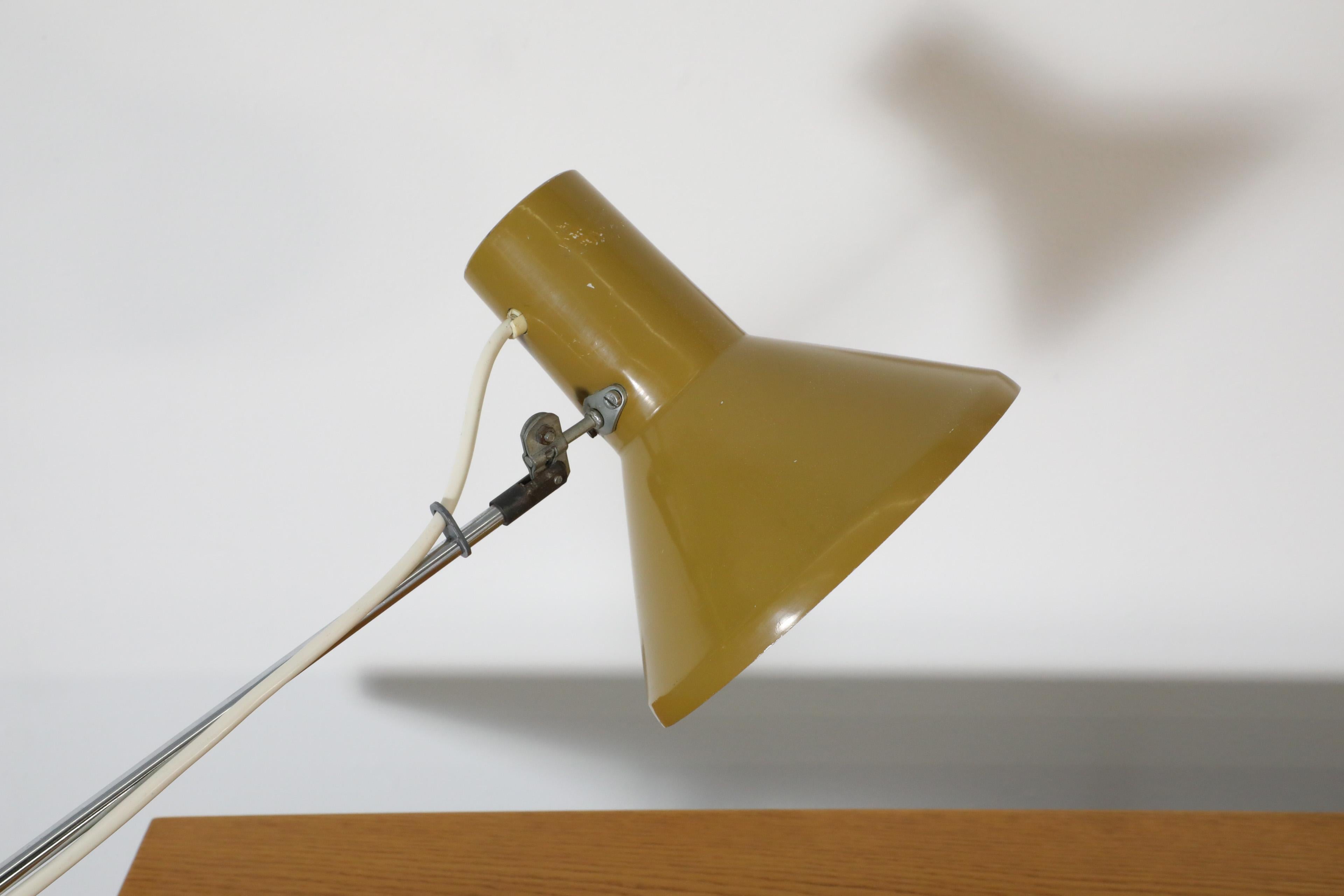 Szarvasi Hala-Stil Industrielle handgefertigte Lampe in Lampe mit olivgrünem Schirm im Angebot 3
