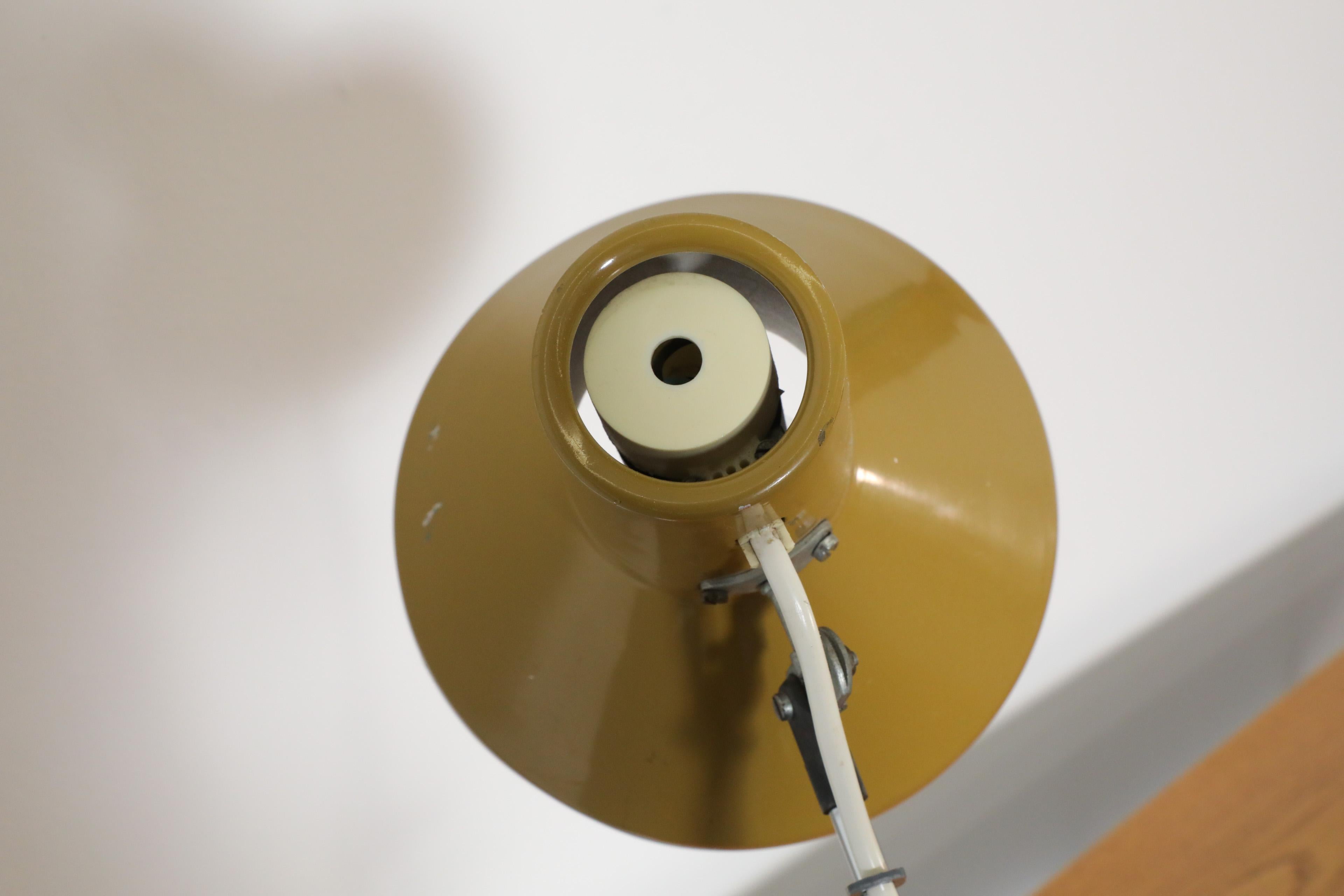 Szarvasi Hala-Stil Industrielle handgefertigte Lampe in Lampe mit olivgrünem Schirm im Angebot 8
