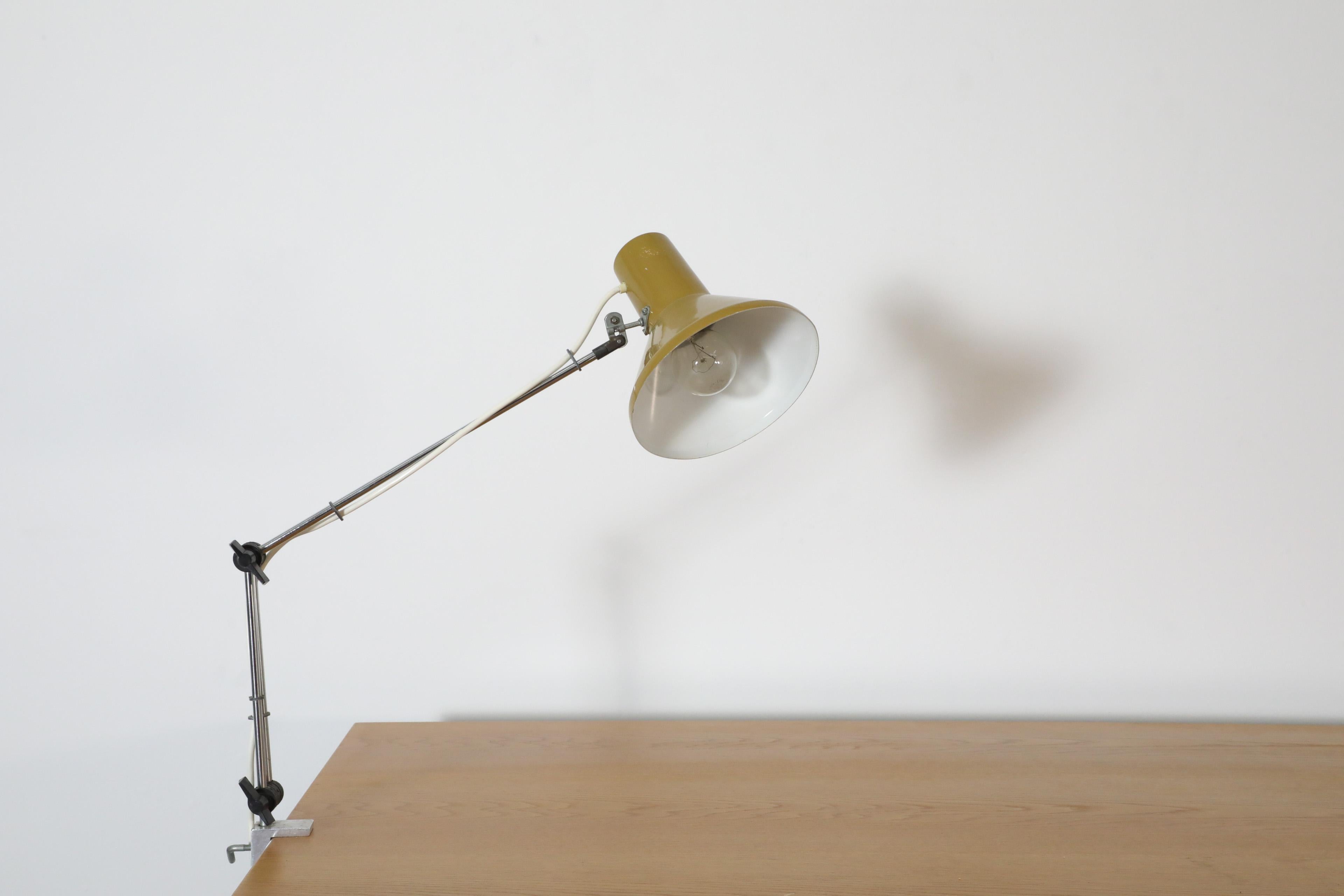 Szarvasi Hala-Stil Industrielle handgefertigte Lampe in Lampe mit olivgrünem Schirm (Ungarisch) im Angebot