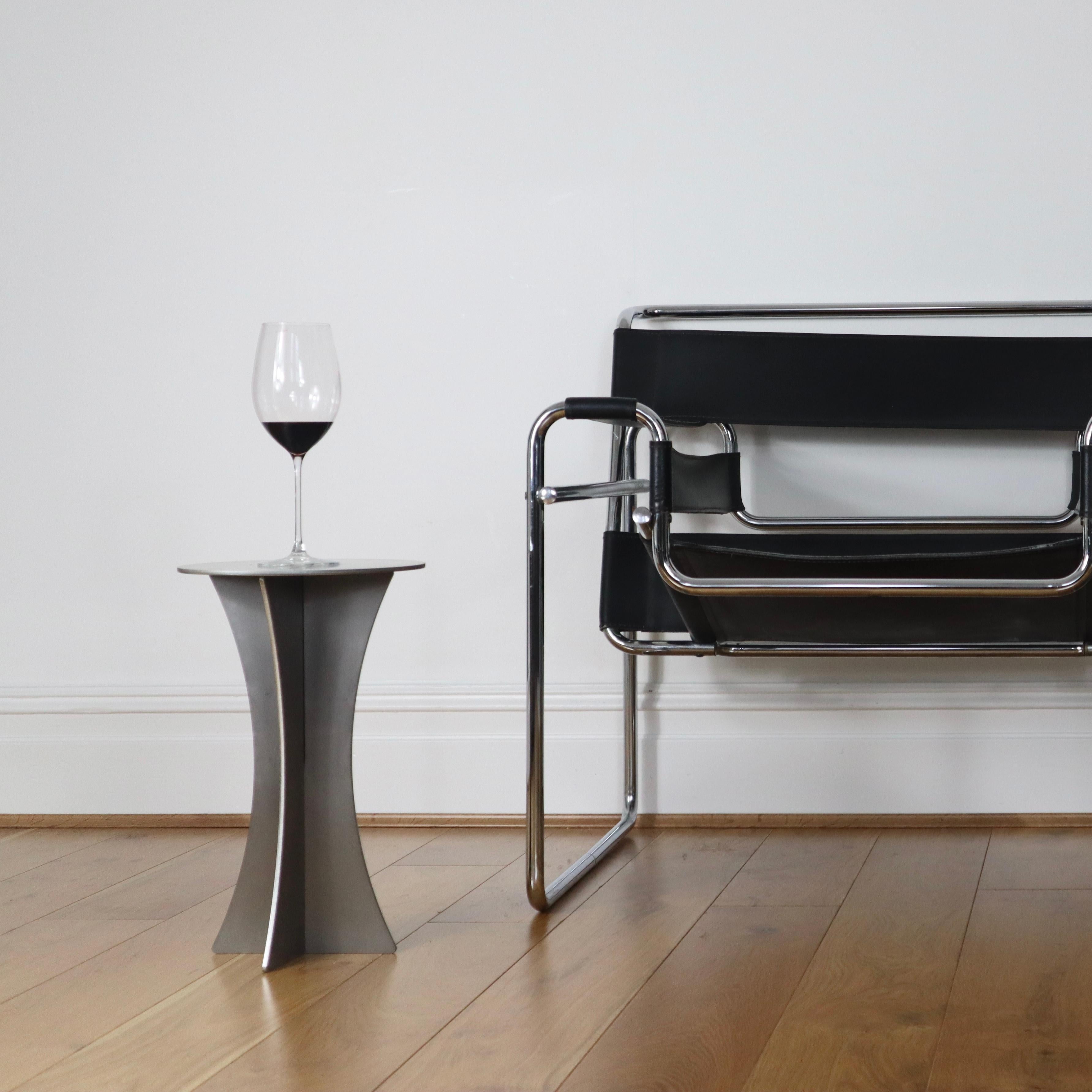 Brossé T-01 Table d'appoint en acier inoxydable et métal argenté de style Bauhaus en vente