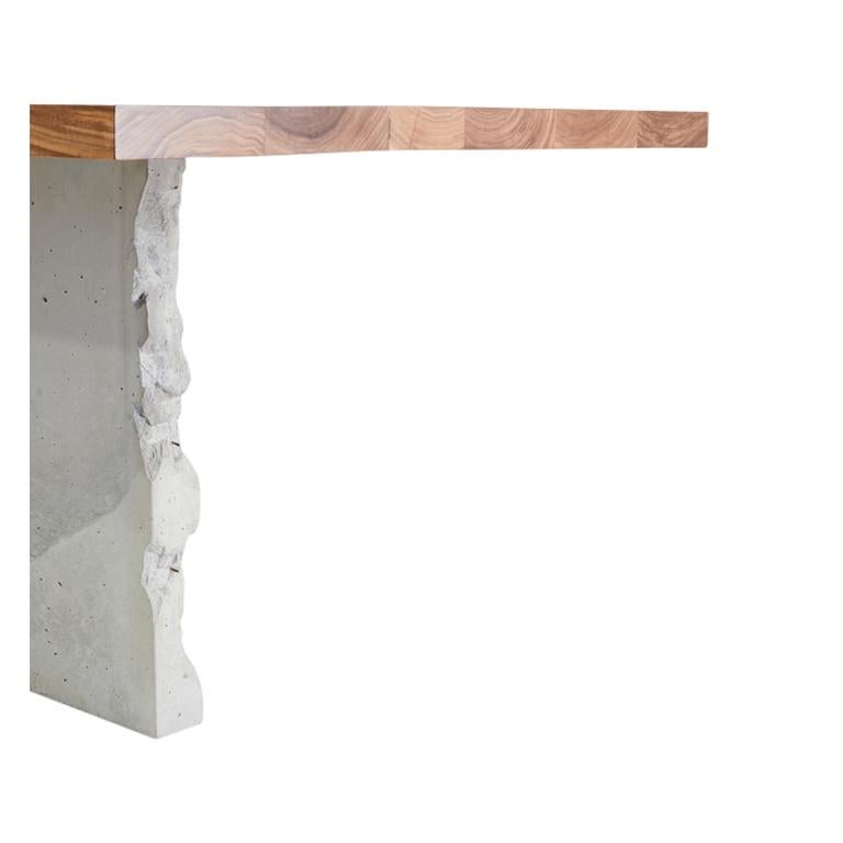 Esstisch T-1 aus Nussbaumholz, Platte aus patiniertem Stahl und Bein aus gekreuztem Beton (Patiniert) im Angebot
