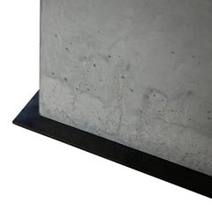 Tavolo da pranzo T-2, piano in legno di noce con bordo vivo, base in acciaio patinato e calcestruzzo