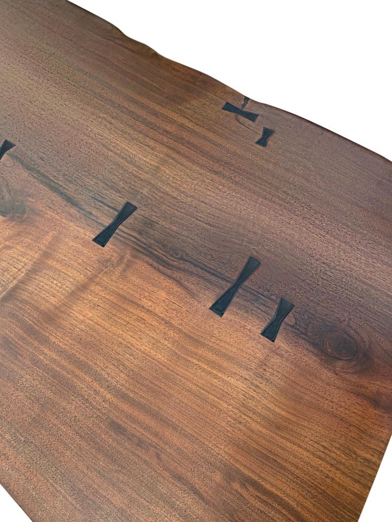Américain Table de salle à manger T-2, plateau en bois de noyer à bords vifs, base en acier patiné et béton en vente