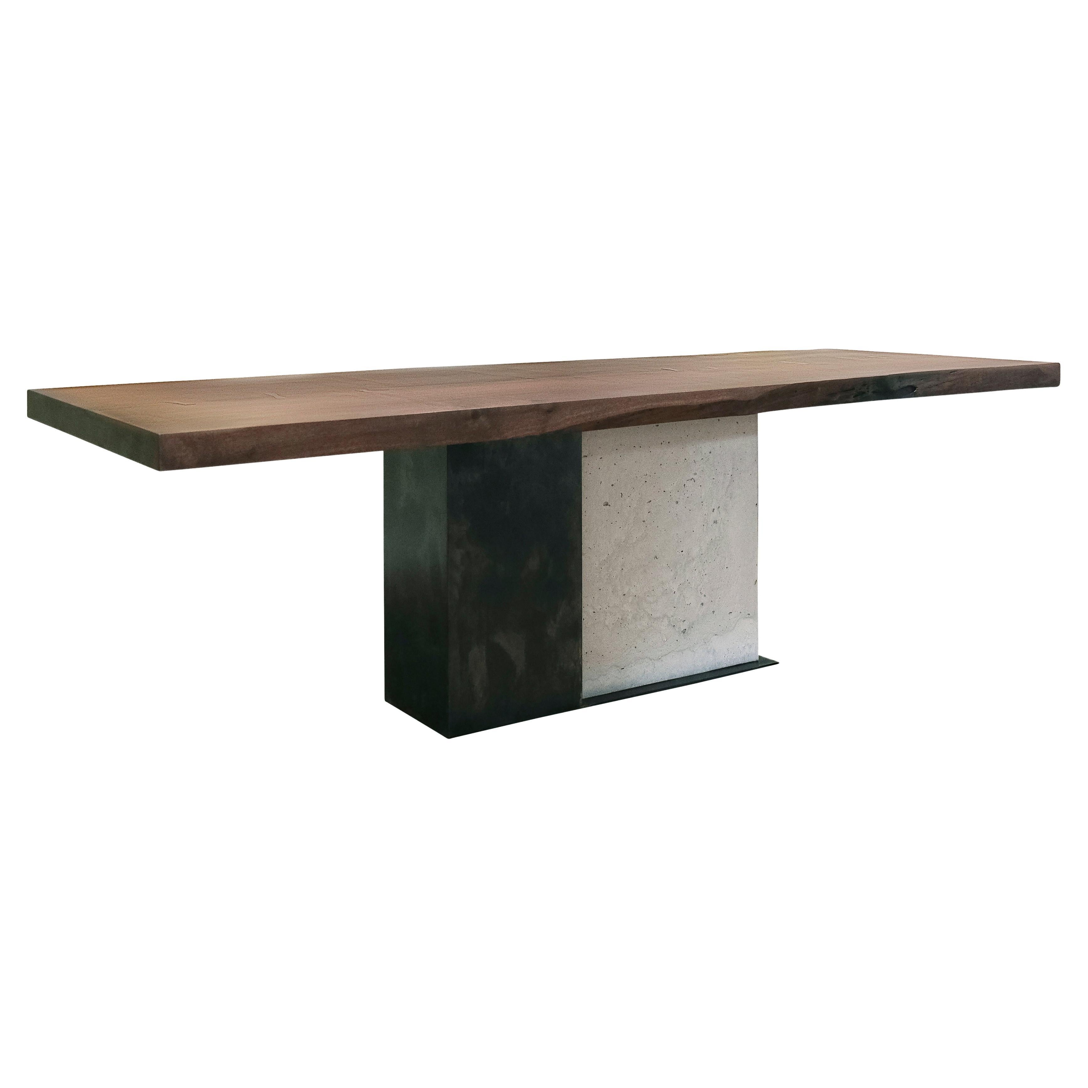 T-2 Esstisch, Tischplatte aus Walnussholz mit lebendiger Kante, Untergestell aus patiniertem Stahl und Beton
