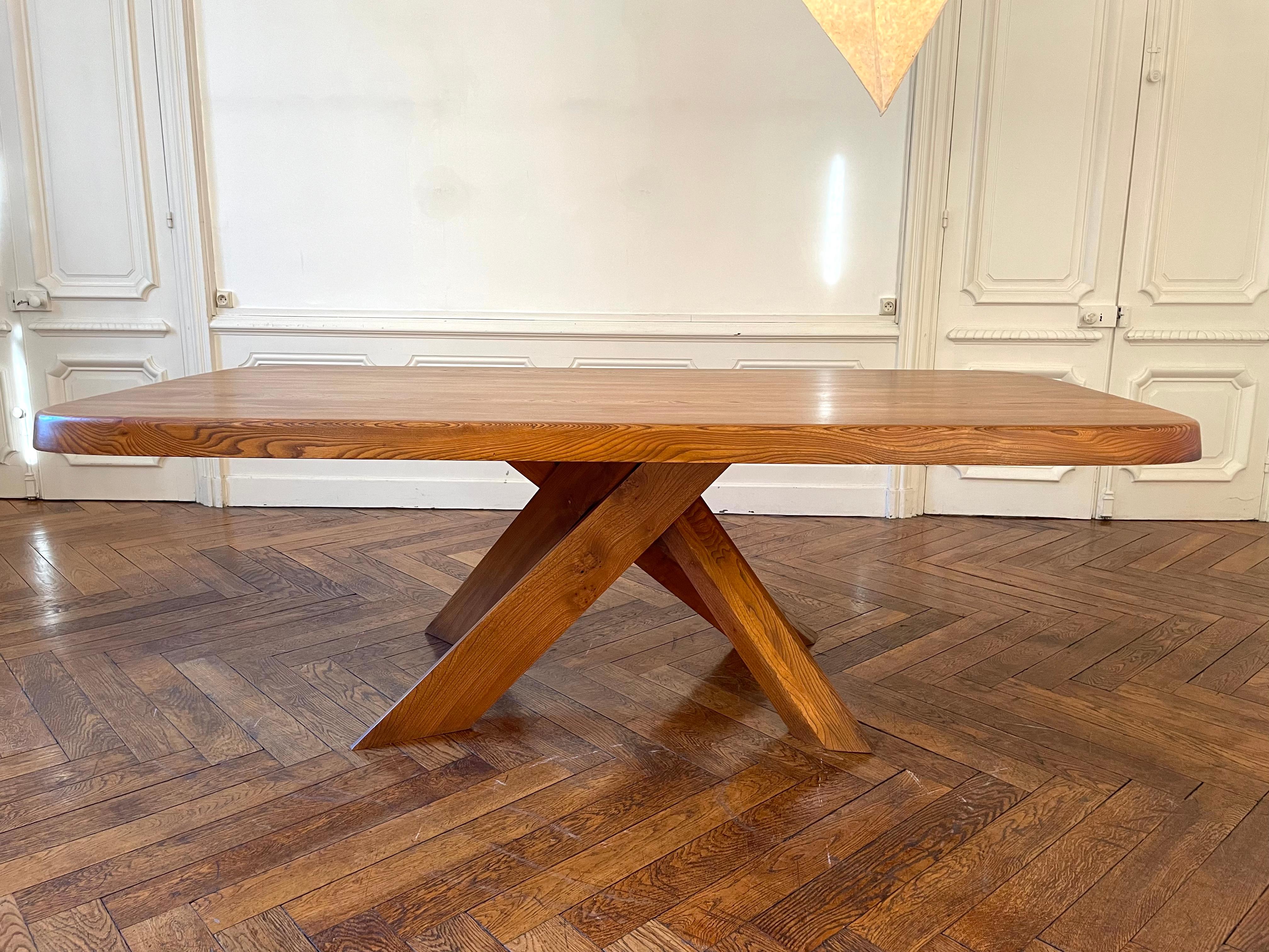 Table T 35 D by Pierre Chapo in French elm (non-existing wood) from 1978. an original Chapo invoice will be provided .Curved rectangular top. A central base has 4 branches. A table perfectly suited to the dining area, the legs do not interfere with