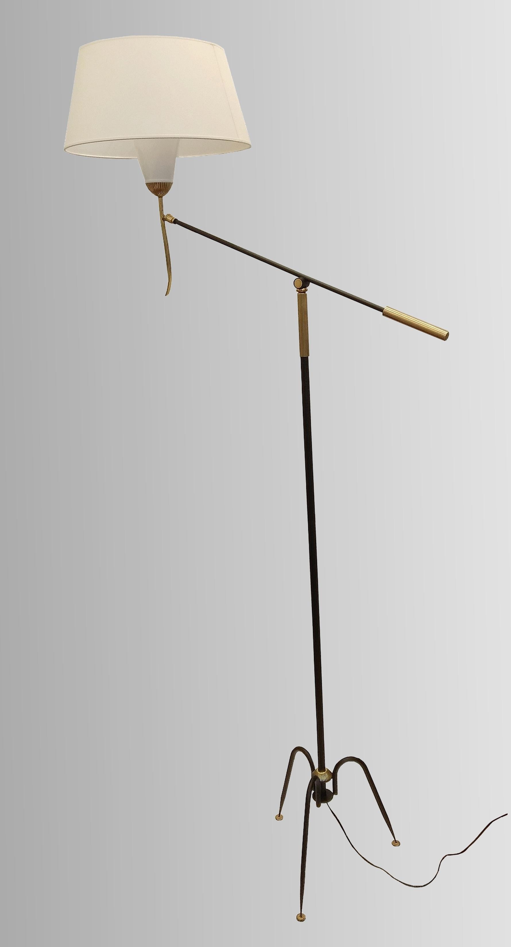 T644 orientable floor lamp with counterweight by Maison Lunel
Royal Lumiere Edition 1950.
New cotton and rhodoid shade remade identical to the original, black lacquered steel and polished brass.