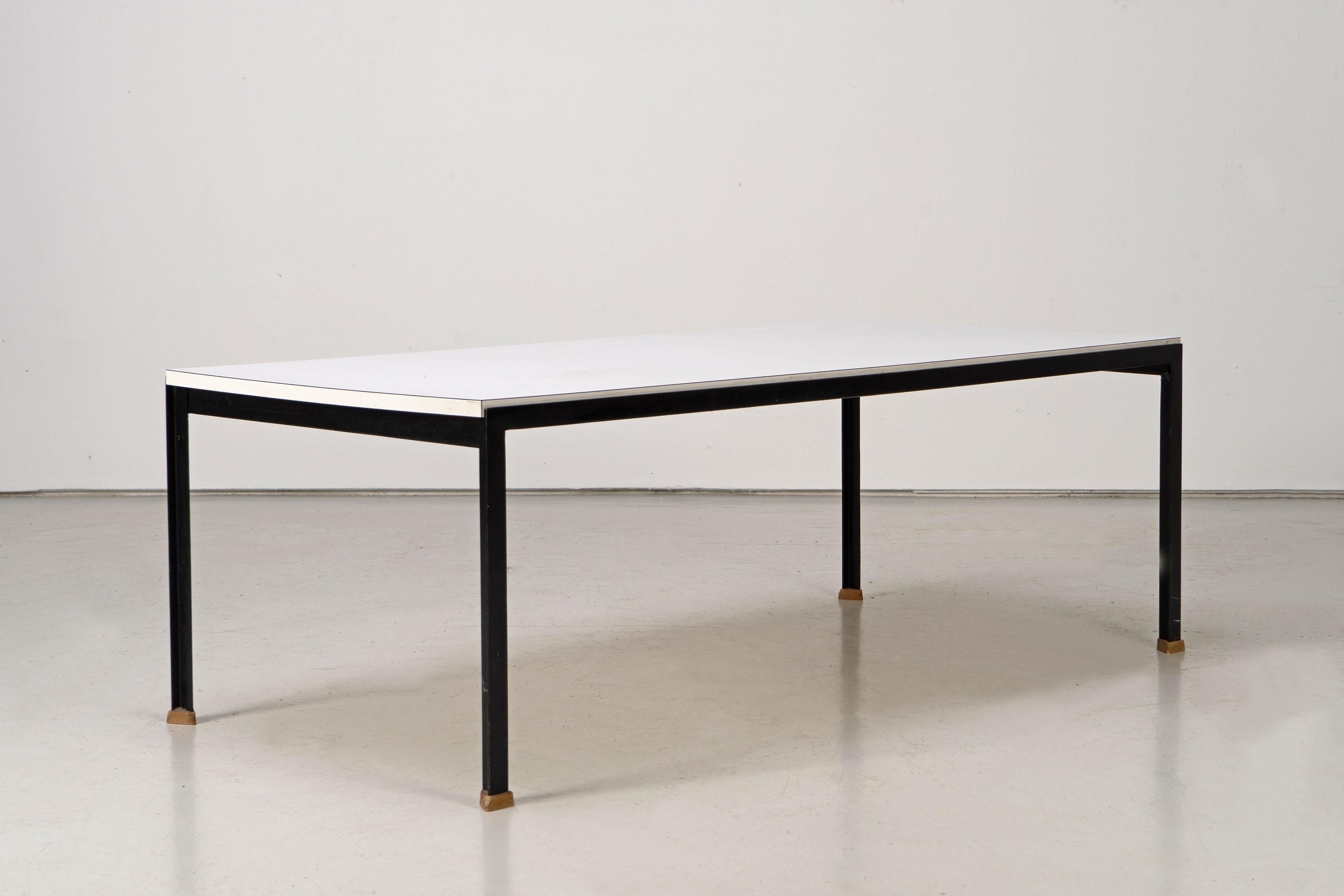 Early edition T Angle coffee table by Florence Knoll for Knoll International. Beautiful condition. The table still has the original creme colored rubber feet. 