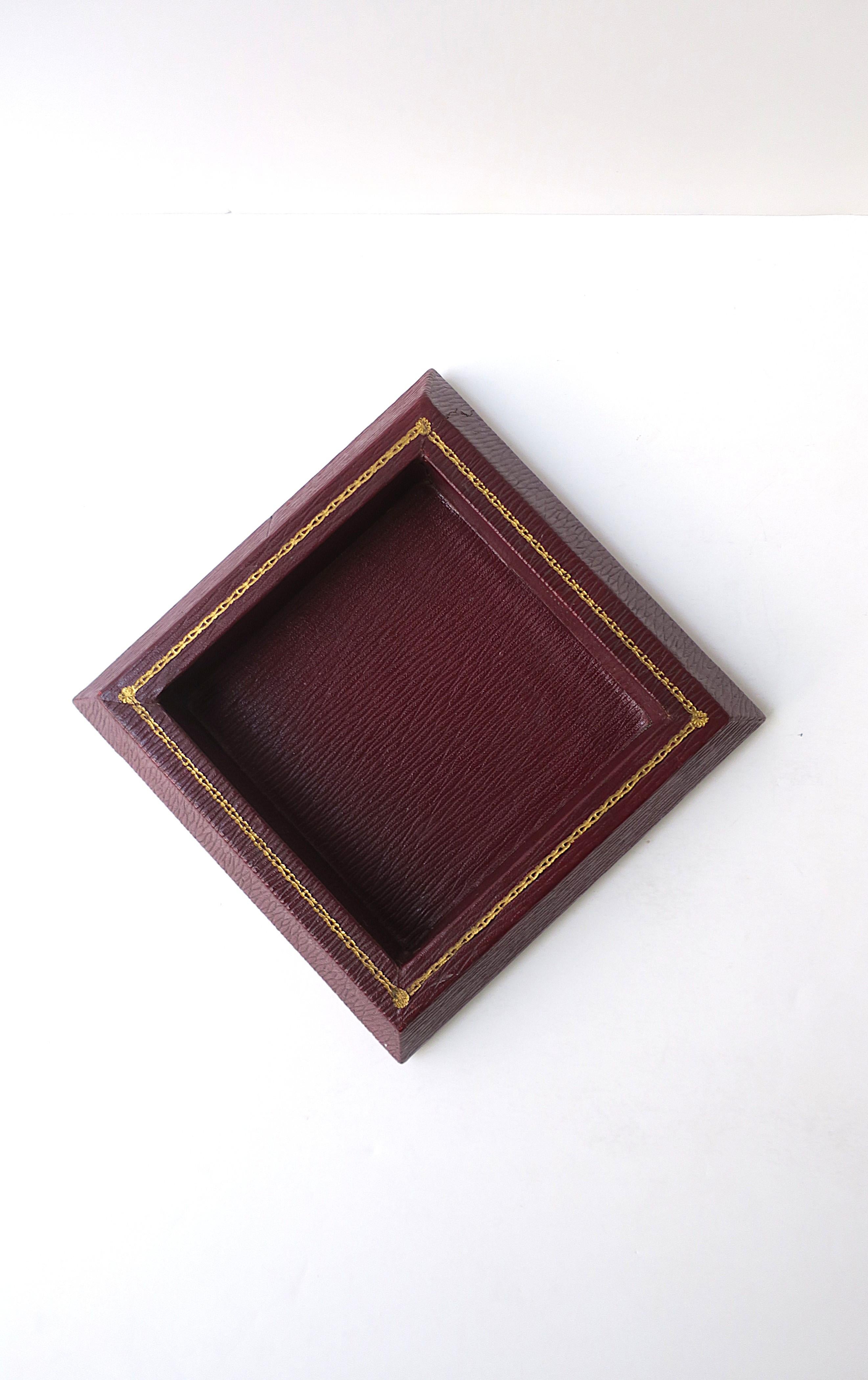 T. Anthony Leather Jewelry Catchall, Made in England siglo XX en venta