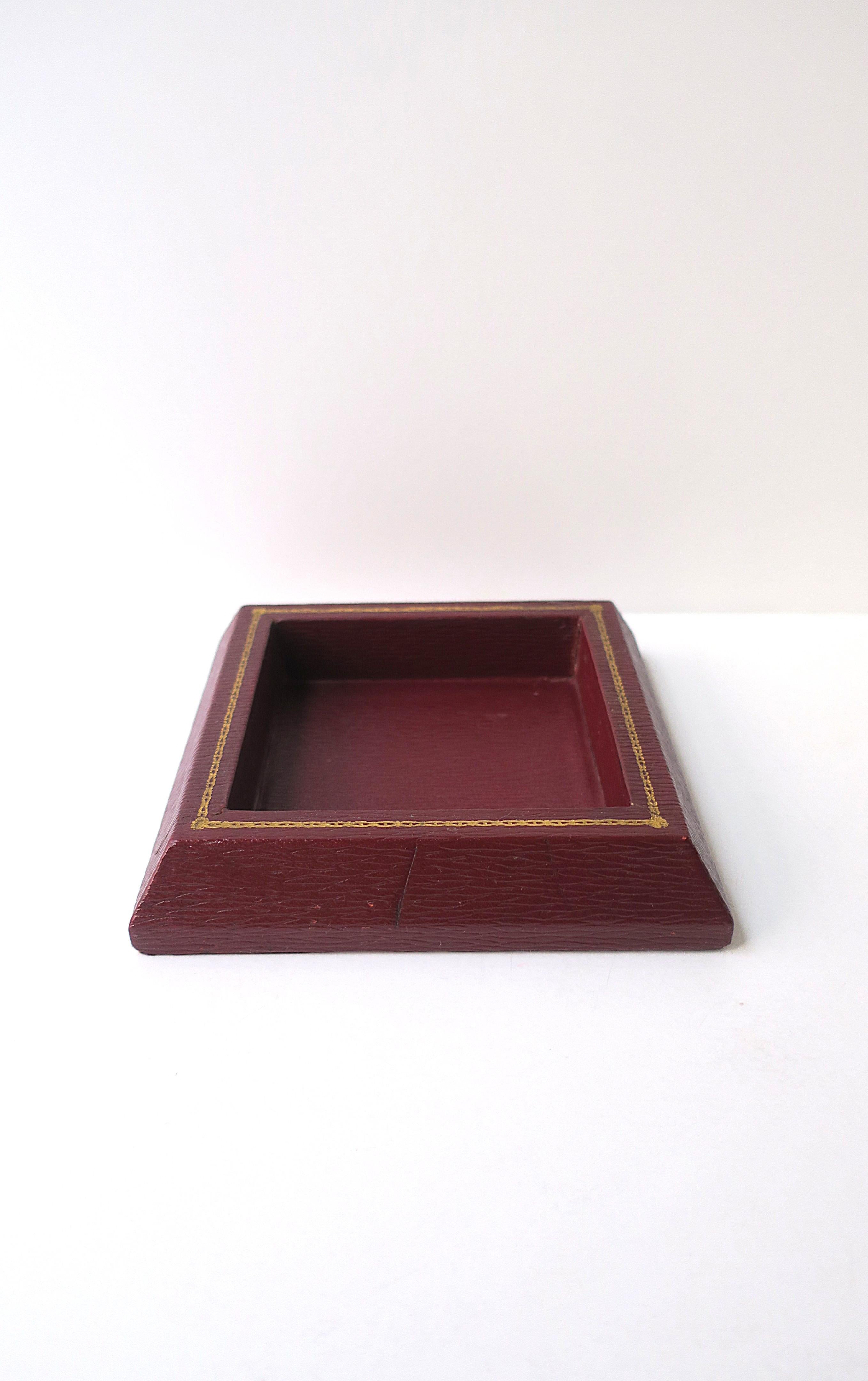 T. Anthony Leather Jewelry Catchall, Made in England Cuero en venta