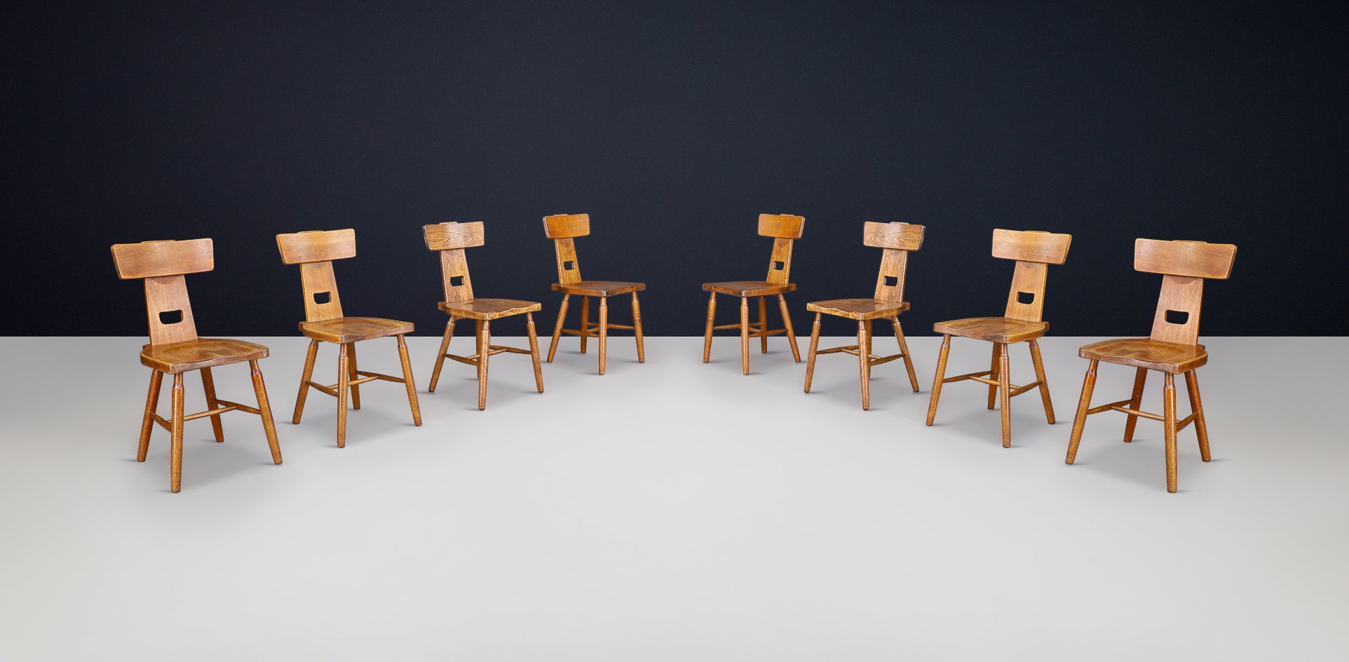 Sedia da pranzo T-Back Oak, Francia, anni '50 - 120 Disponibile

Realizzata in Francia negli anni '50, questa collezione di sedie con schienale a T in rovere massiccio è un esempio lampante di mobili di servizio della metà del secolo scorso,