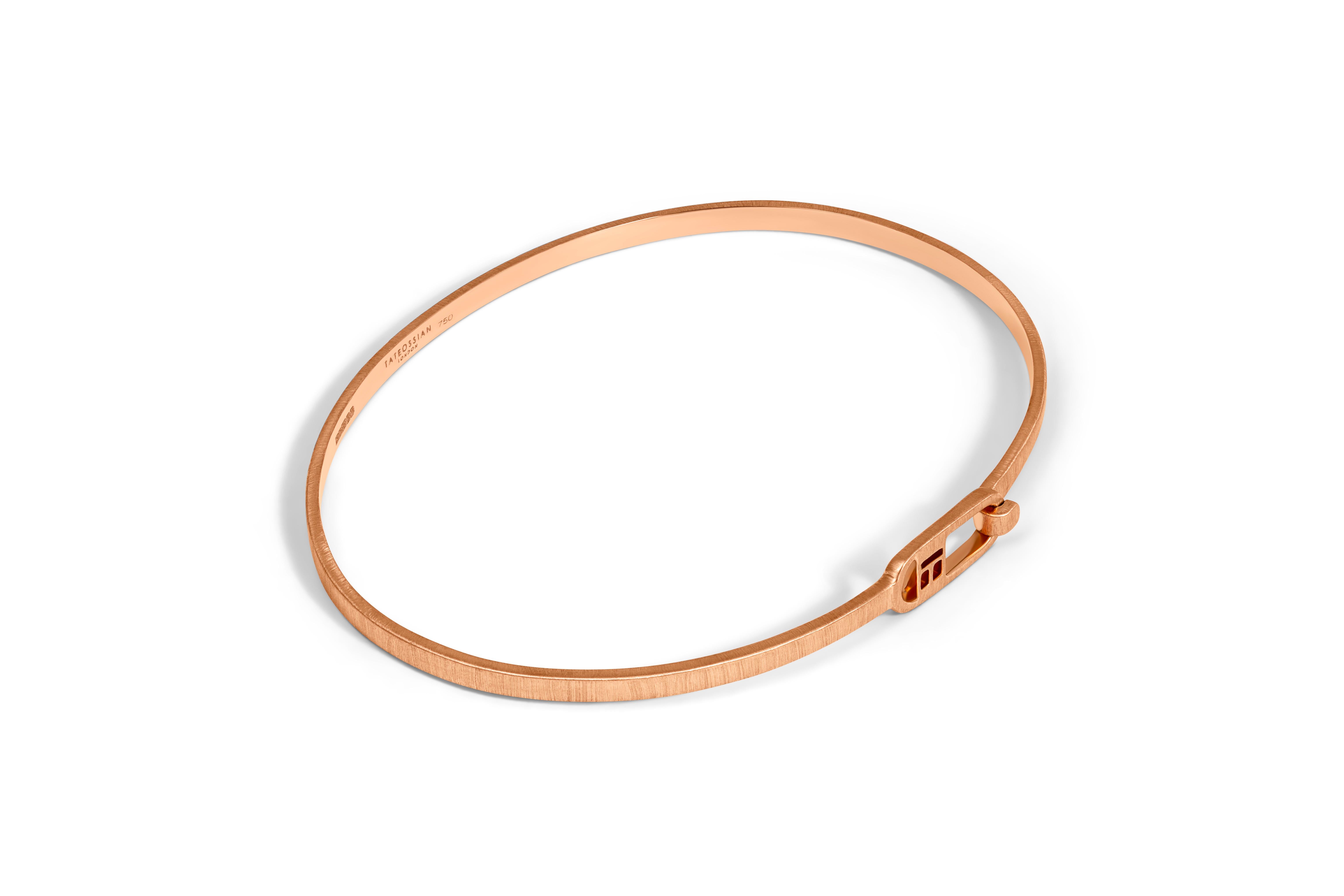 T-Bangle in Brushed 18K Rose Gold, Size L

The ultra-thin, brushed bangle is perfect for those with a minimalistic style, made to stack with any bracelet or watch. Featuring a simple hook and loop closure with Tateossian-logo detailing. Decorate