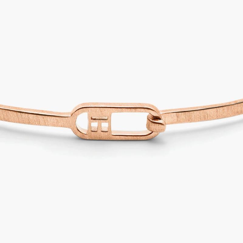 T-Bangle in Brushed 18K Rose Gold, Size M

The ultra-thin, brushed bangle is perfect for those with a minimalistic style, made to stack with any bracelet or watch. Featuring a simple hook and loop closure with Tateossian-logo detailing. Decorate