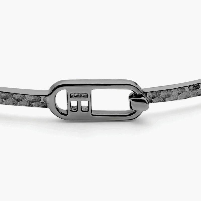 Braccialetto a T in argento 925 placcato rodio nero martellato, misura L

Il bracciale ultra-sottile e martellato è perfetto per chi ha uno stile minimalista e può essere abbinato a qualsiasi bracciale o orologio. Caratterizzato da una semplice