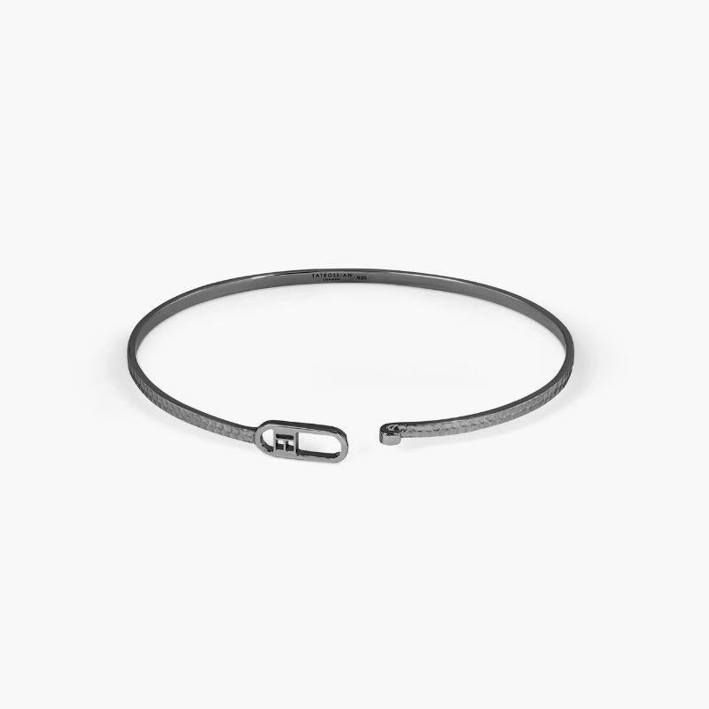 angle en T-Bangle en argent sterling plaqué rhodium noir martelé, taille S Neuf - En vente à Fulham business exchange, London